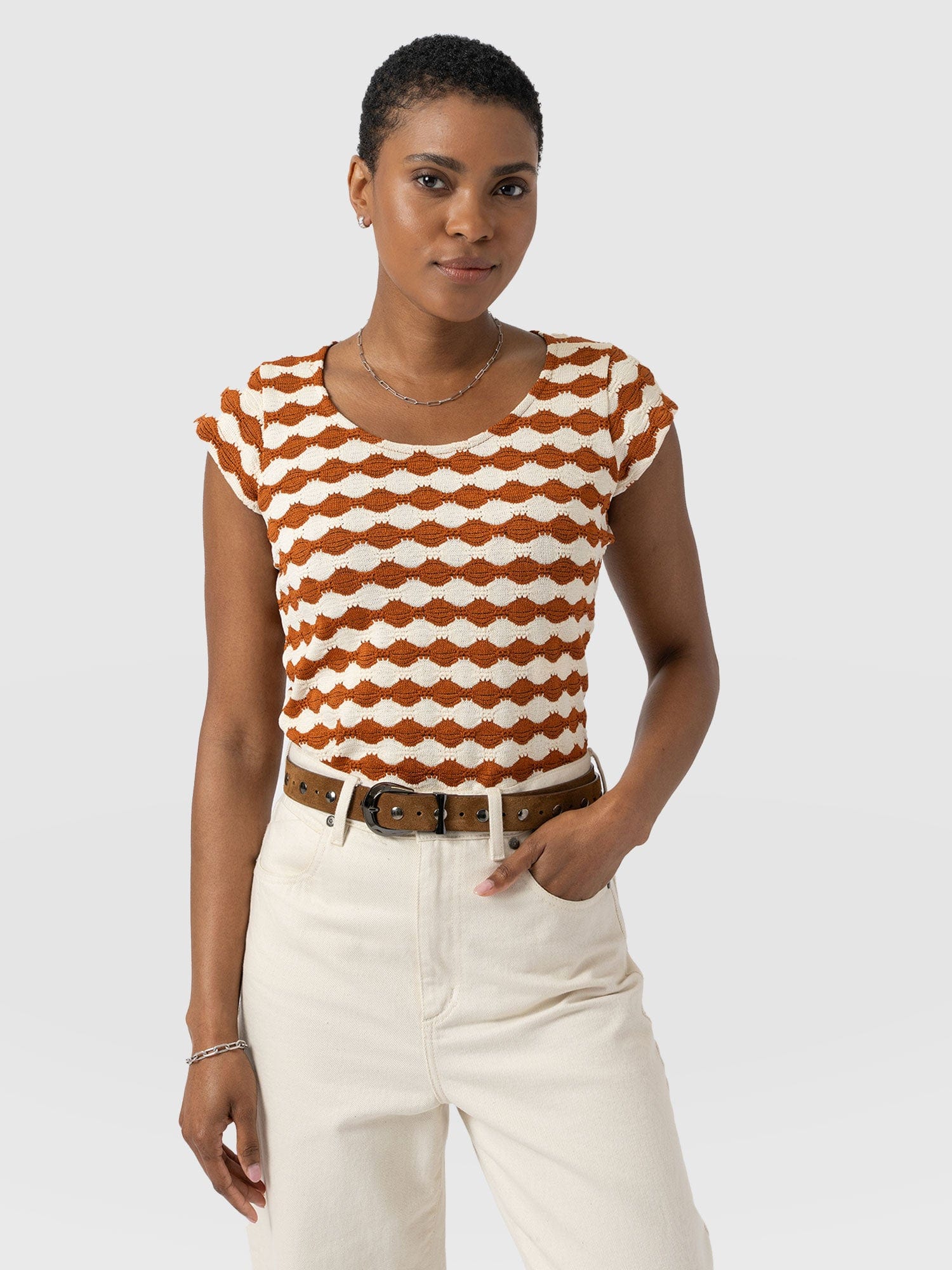 Elise Scoop Neck Tee - Brown/Cream - Women's T-Shirts | Saint + Sofia® EU