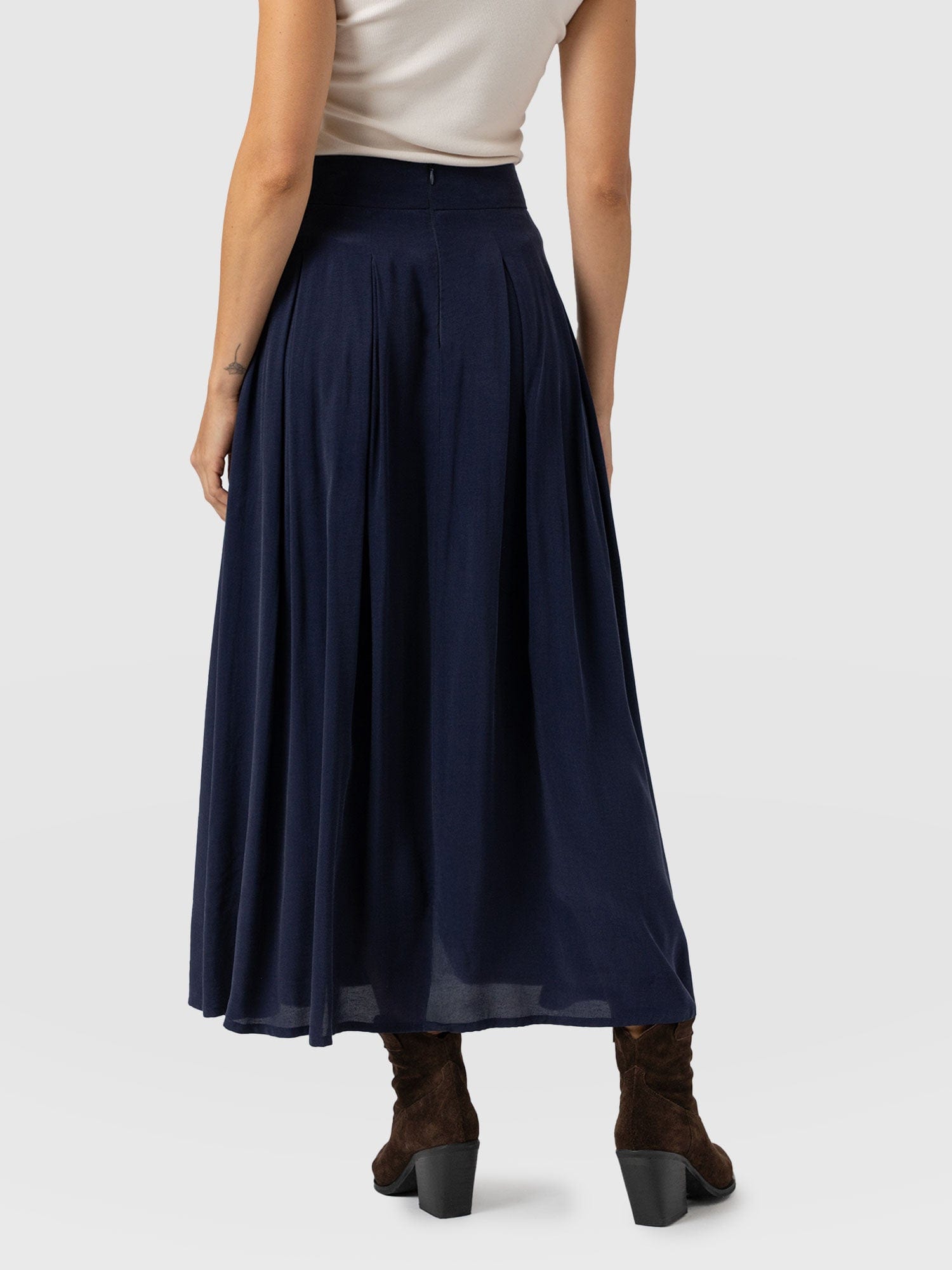 Eliza Pleated Skirt Navy - Women's Skirts | Saint + Sofia® EU