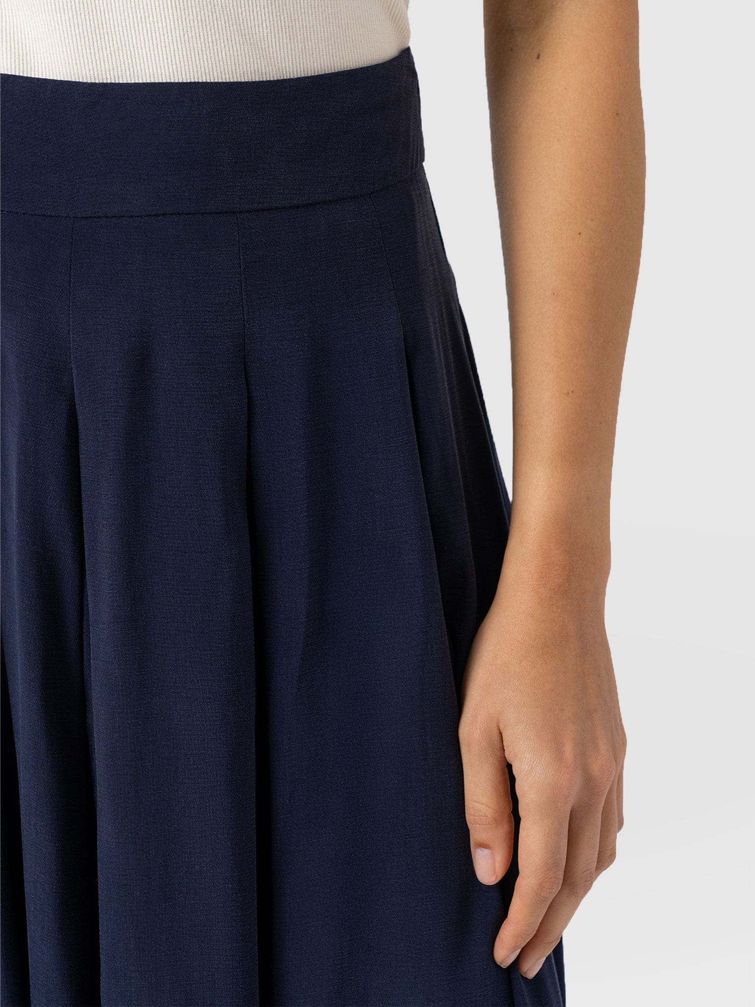 Eliza Pleated Skirt Navy - Women's Skirts | Saint + Sofia® EU
