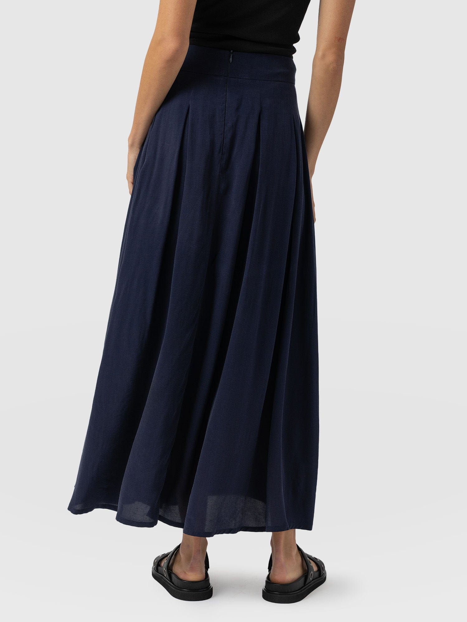 Eliza Pleated Skirt Navy - Women's Skirts | Saint + Sofia® EU