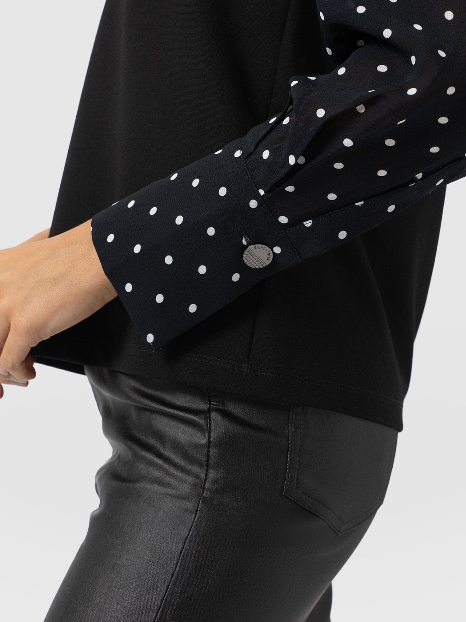 Ella Zip Up Top - Black Polka Dot - Women's T-shirts | Saint + Sofia® EU