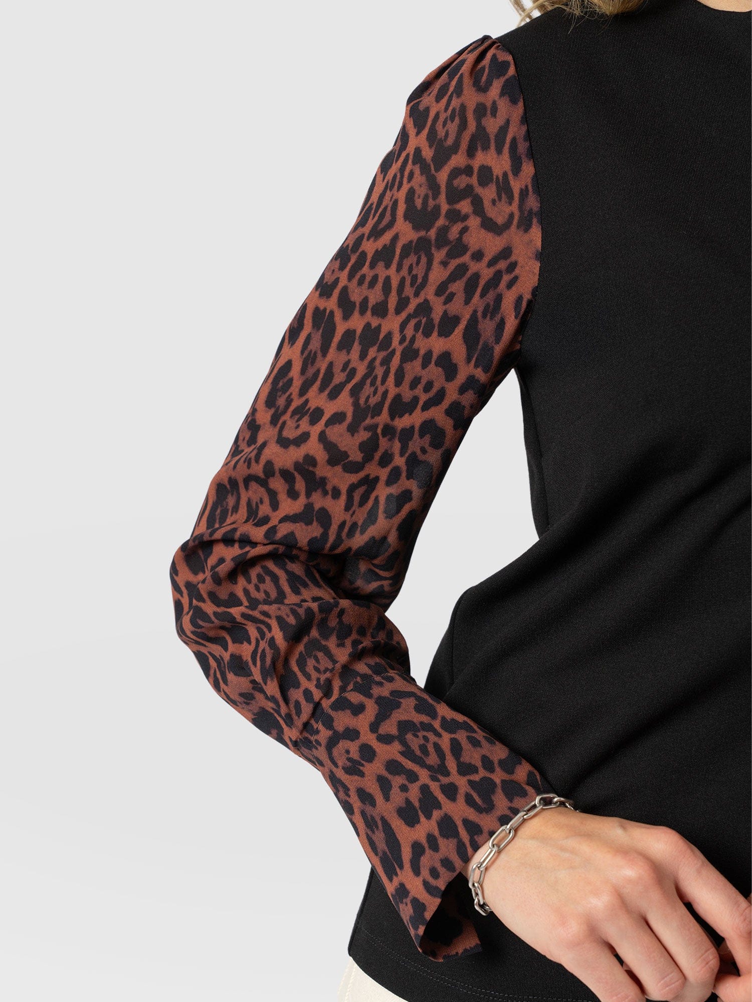 Ella Zip Up Top - Brown Leopard - Women's T-shirts | Saint + Sofia® EU