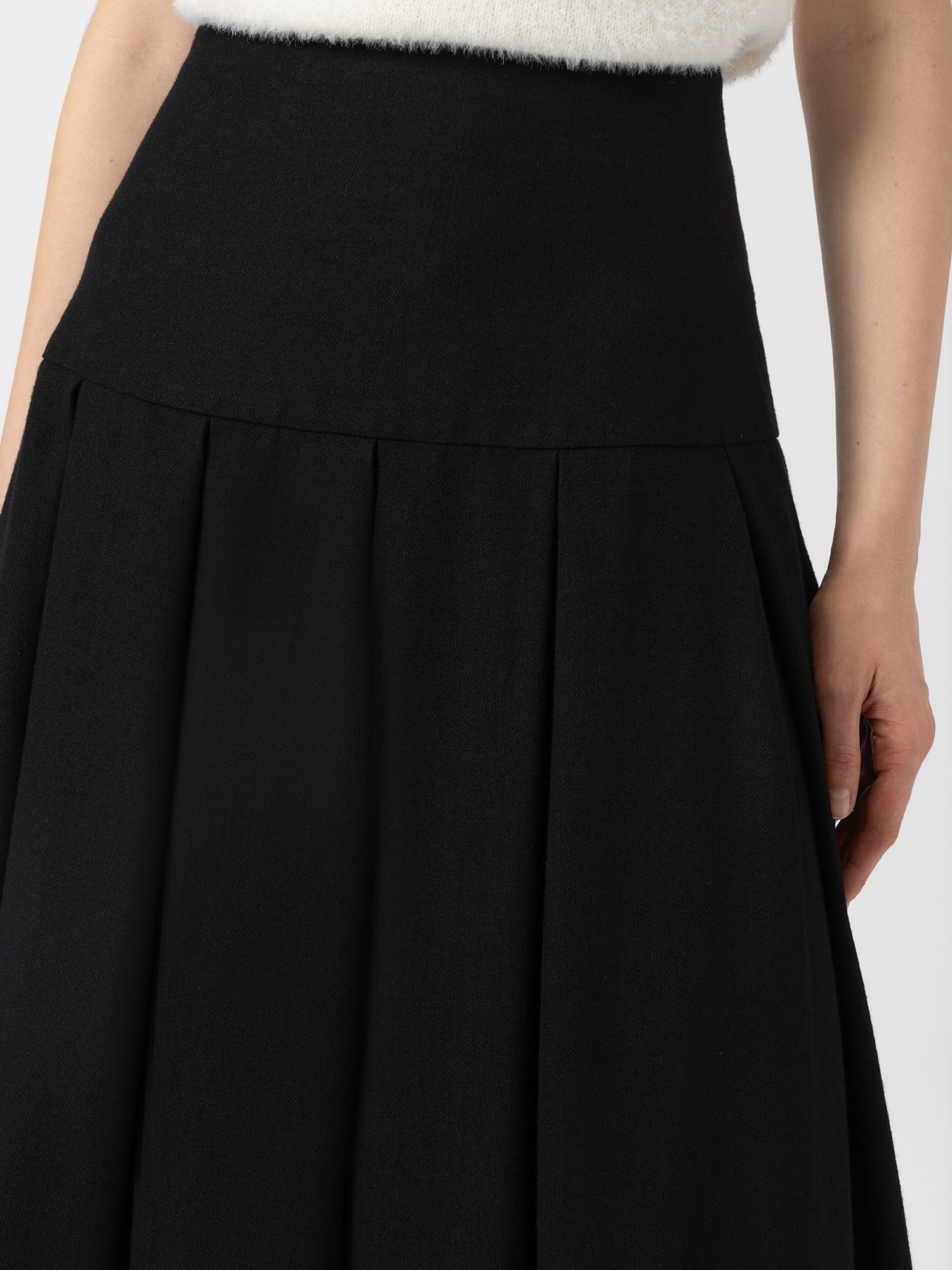 Everly Pleated Skirt - Black - Women's Skirts | Saint and Sofia® EU