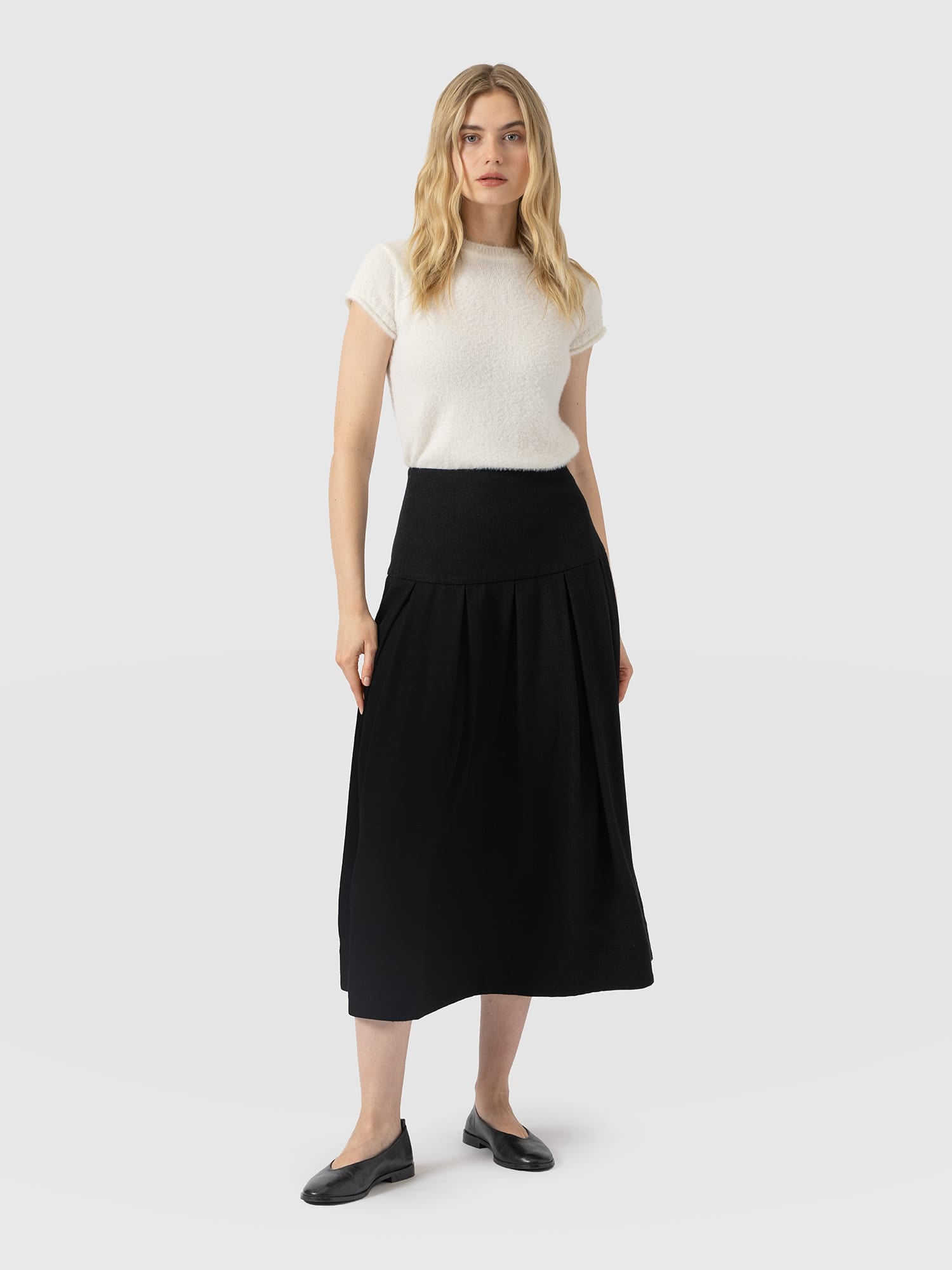 Everly Pleated Skirt - Black - Women's Skirts | Saint and Sofia® EU
