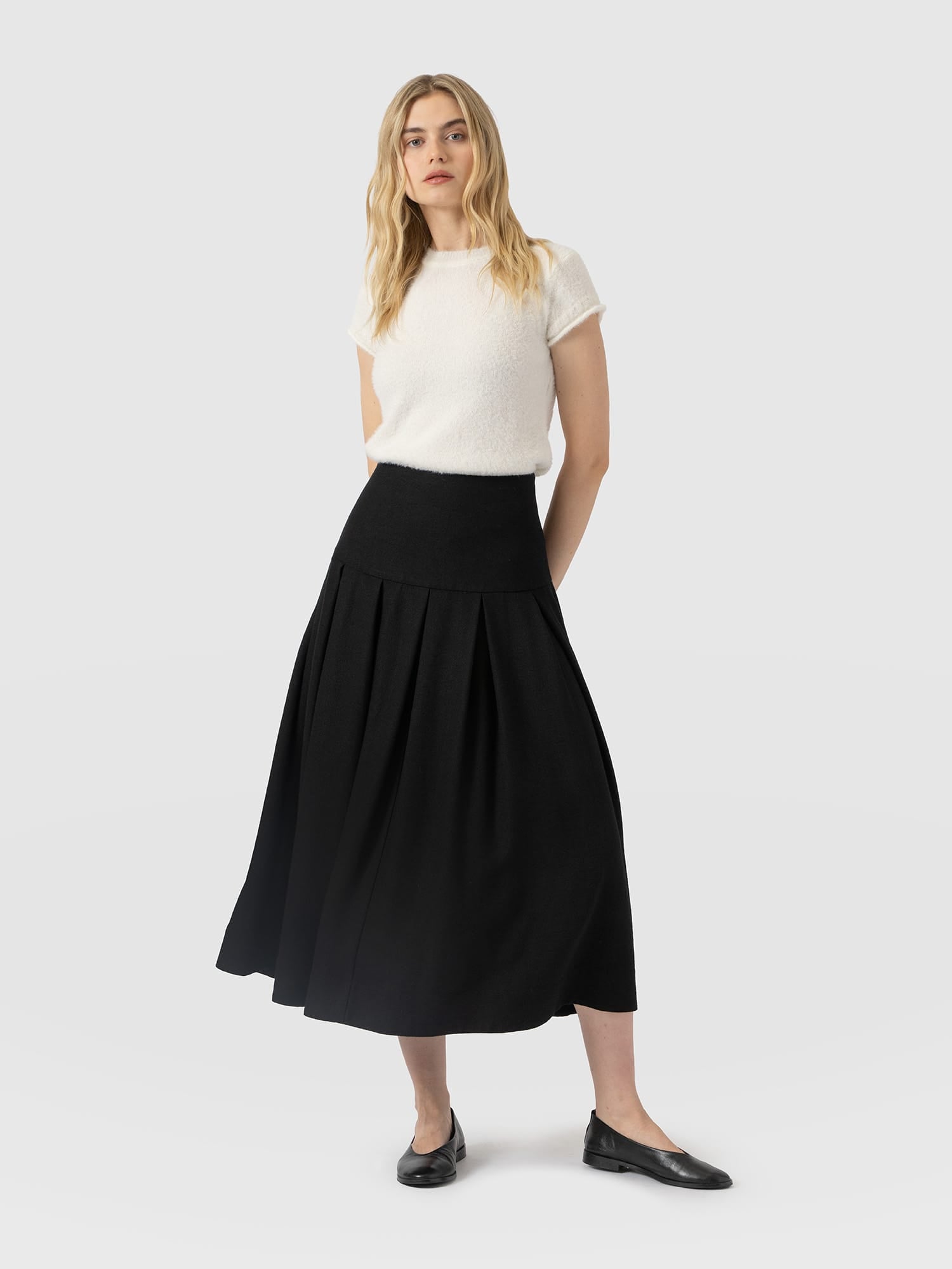 Everly Pleated Skirt - Black - Women's Skirts | Saint and Sofia® EU