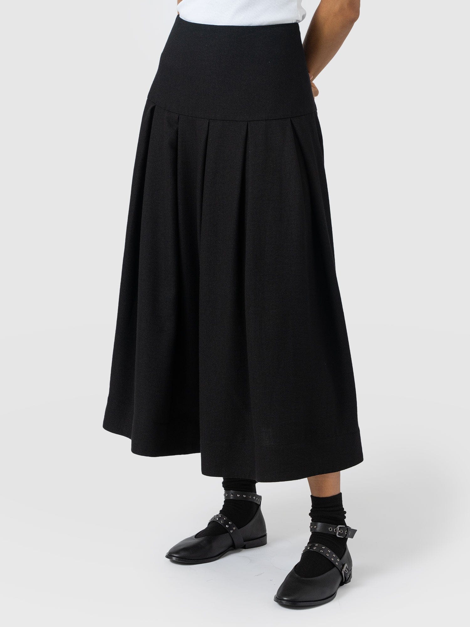 Everly Pleated Skirt - Black - Women's Skirts | Saint + Sofia? EU
