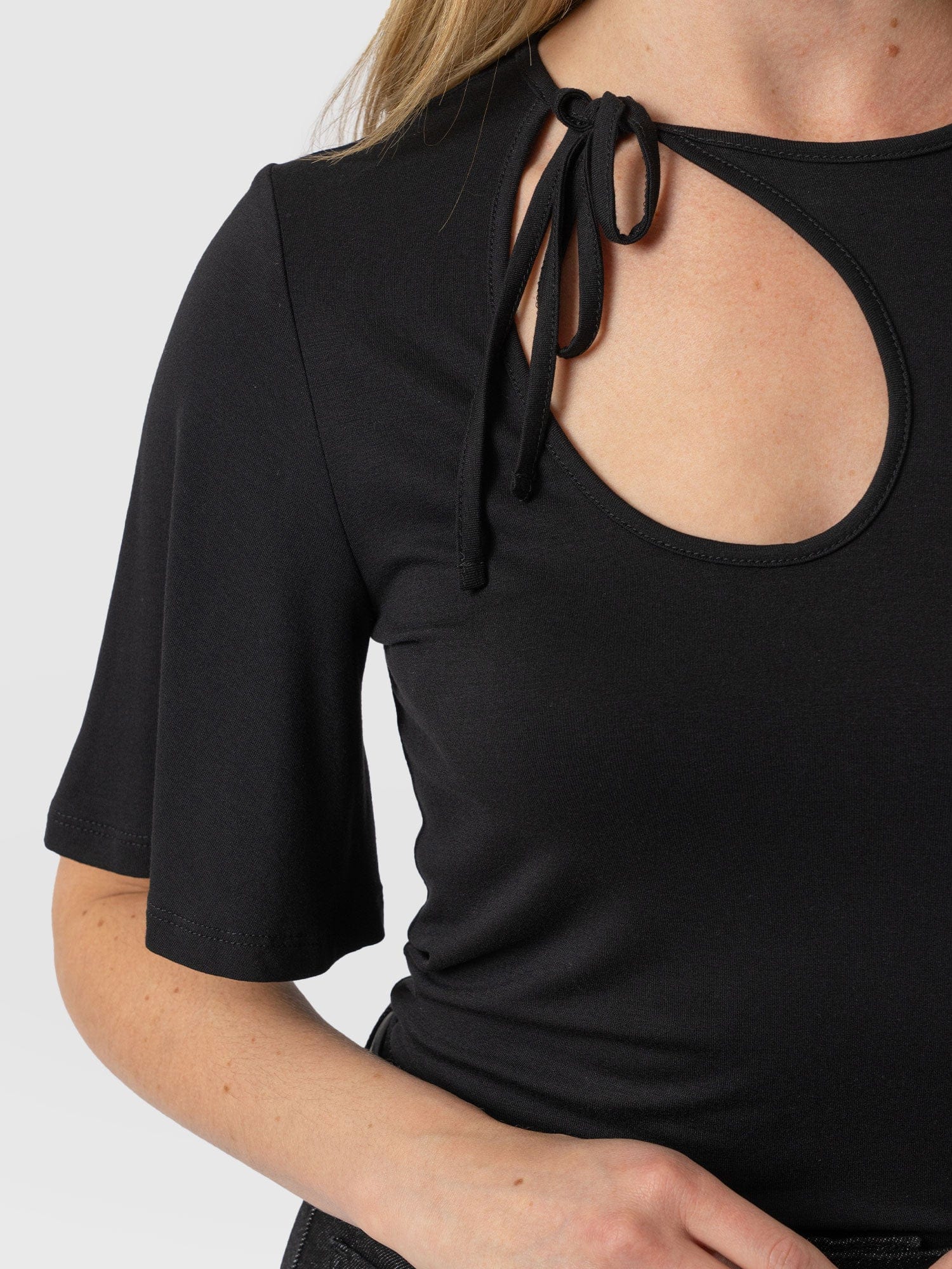 Freya Tie Tee - Black - Women's T-Shirts | Saint + Sofia® EU