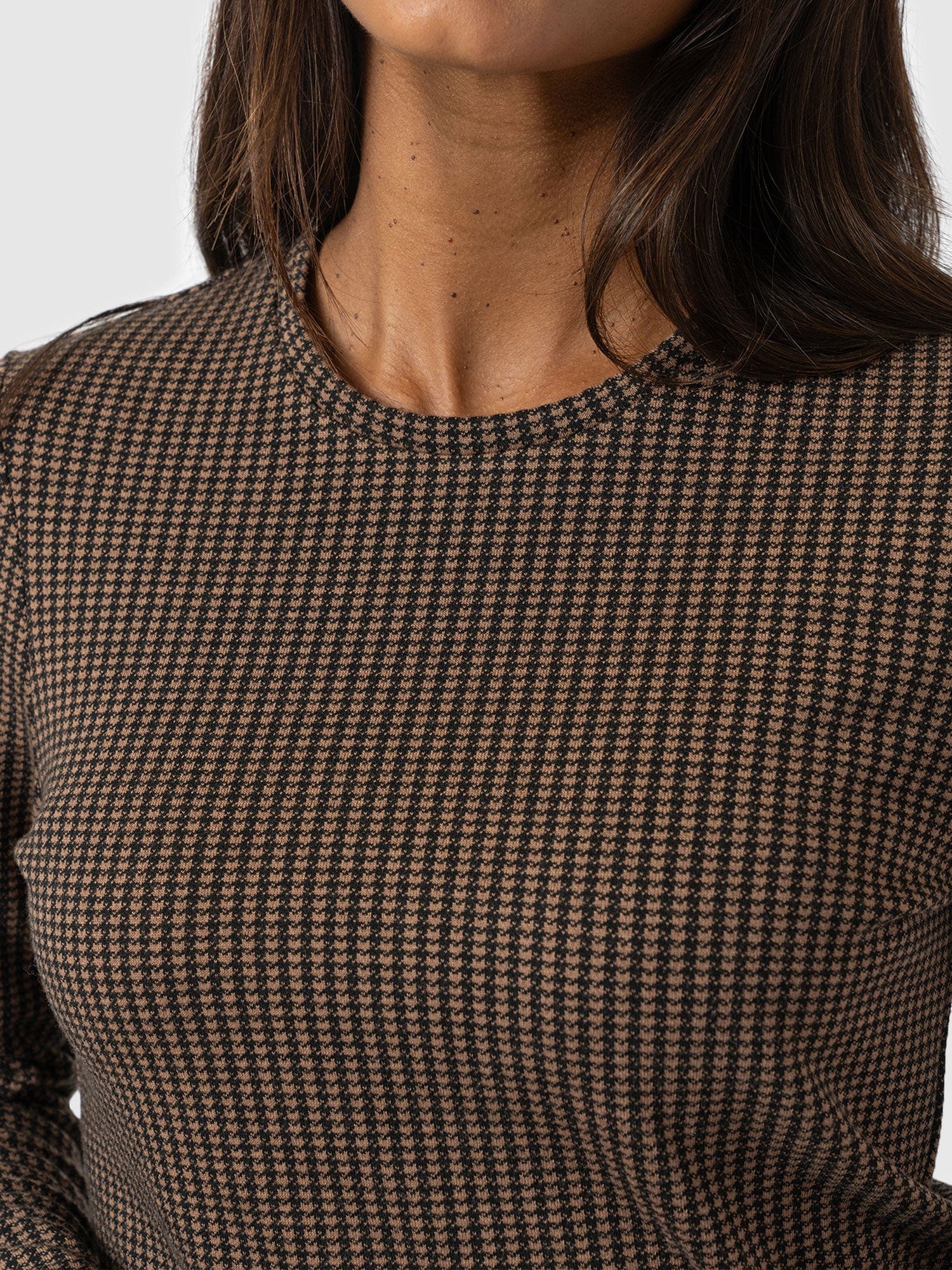 Glen Crew Neck Tee Long Sleeve - Brown Mini Houndstooth - Women's T-shirts | Saint + Sofia® EU