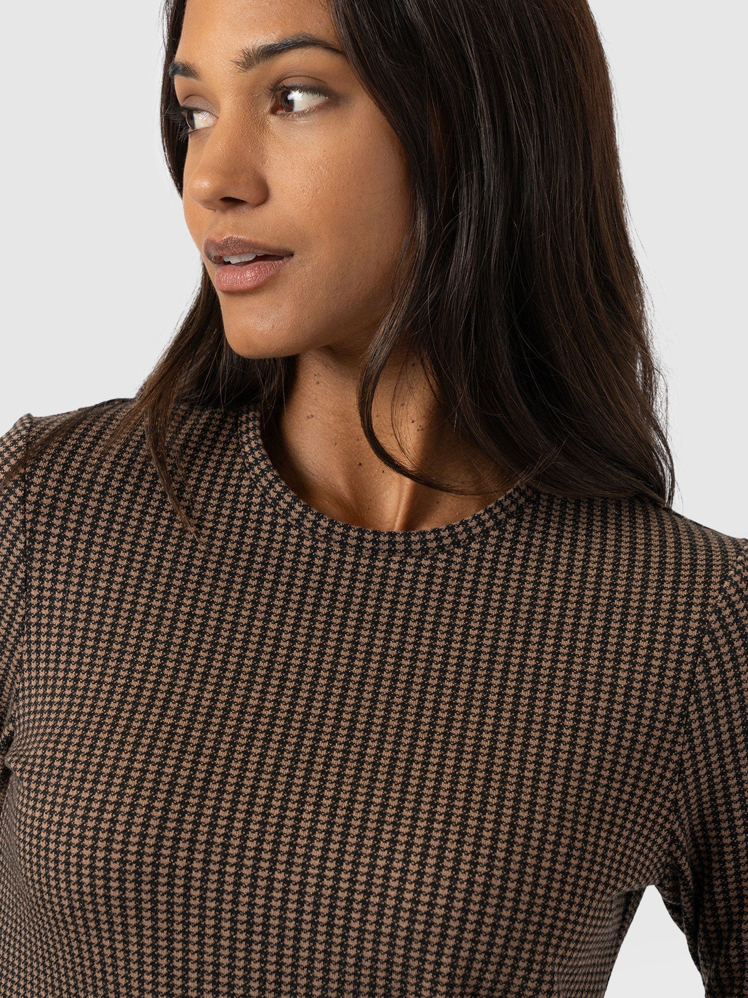 Glen Crew Neck Tee Long Sleeve - Brown Mini Houndstooth - Women's T-shirts | Saint + Sofia® EU