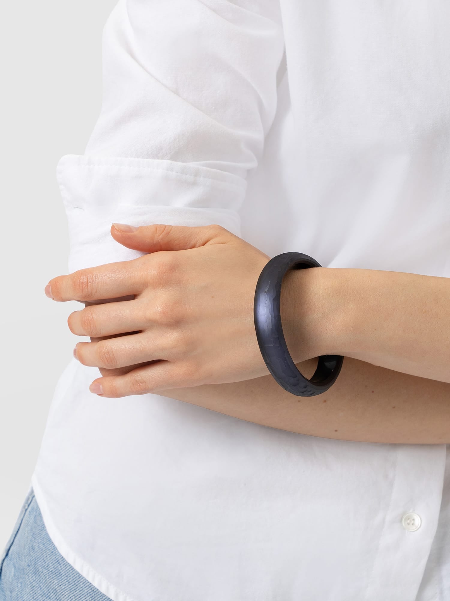 Hammered Bangle - Navy - Women's Jewellers | Saint and Sofia® EU