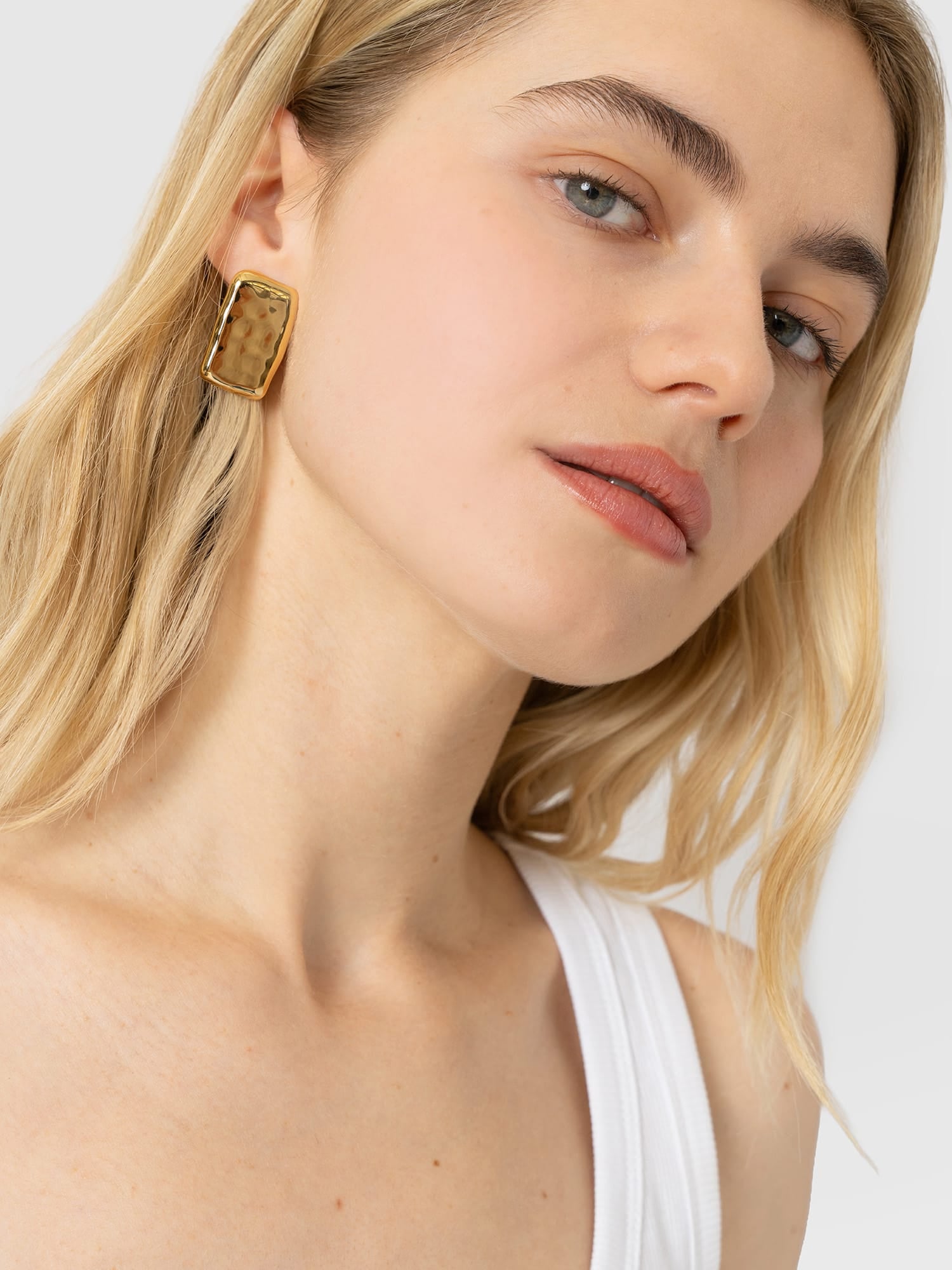 Hammered Rectangle Earrings - Gold - Women's Jewellers | Saint and Sofia® EU