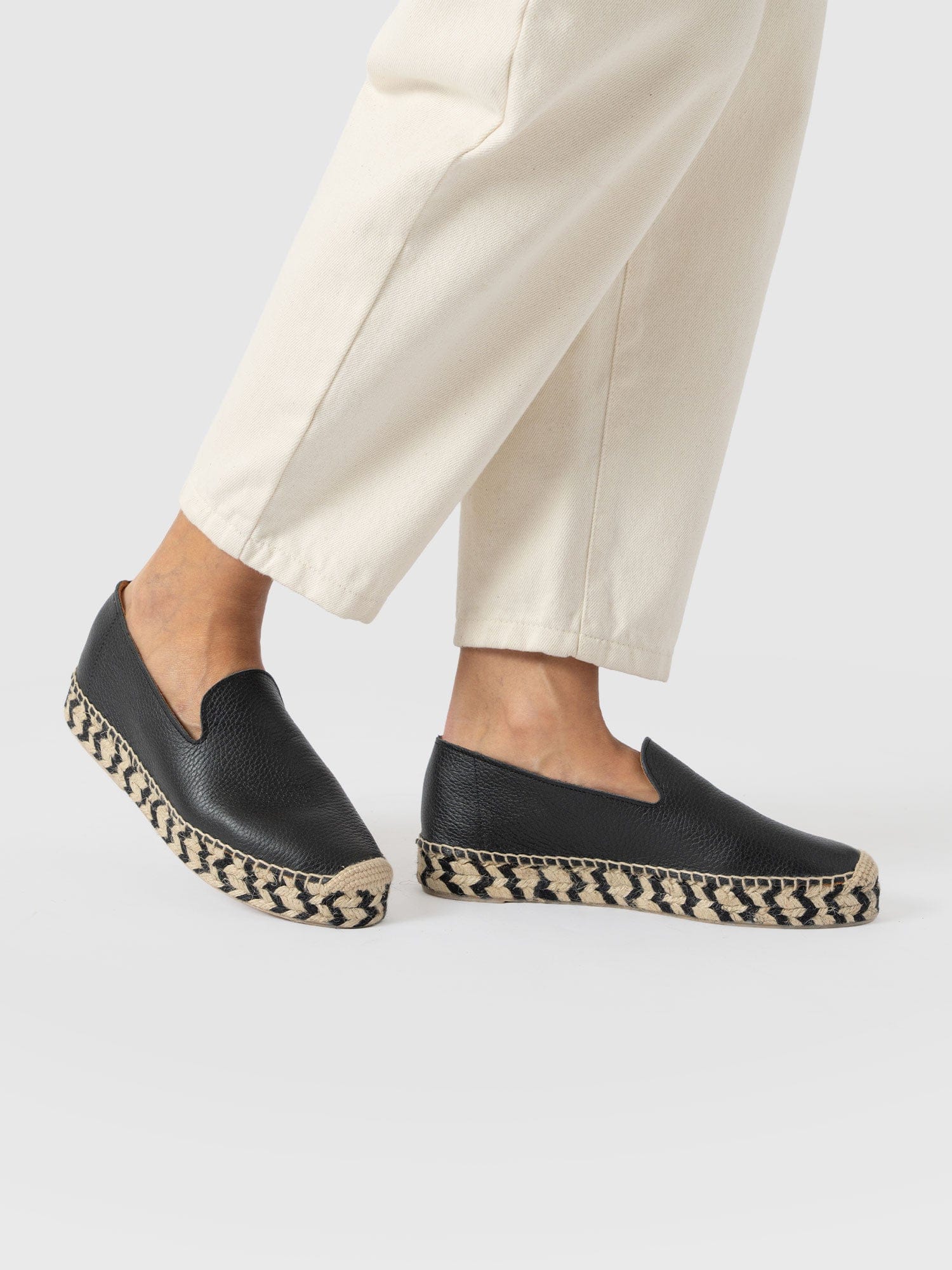 Hampton Espadrilles - Black Leather - Women's Shoes | Saint + Sofia® EU