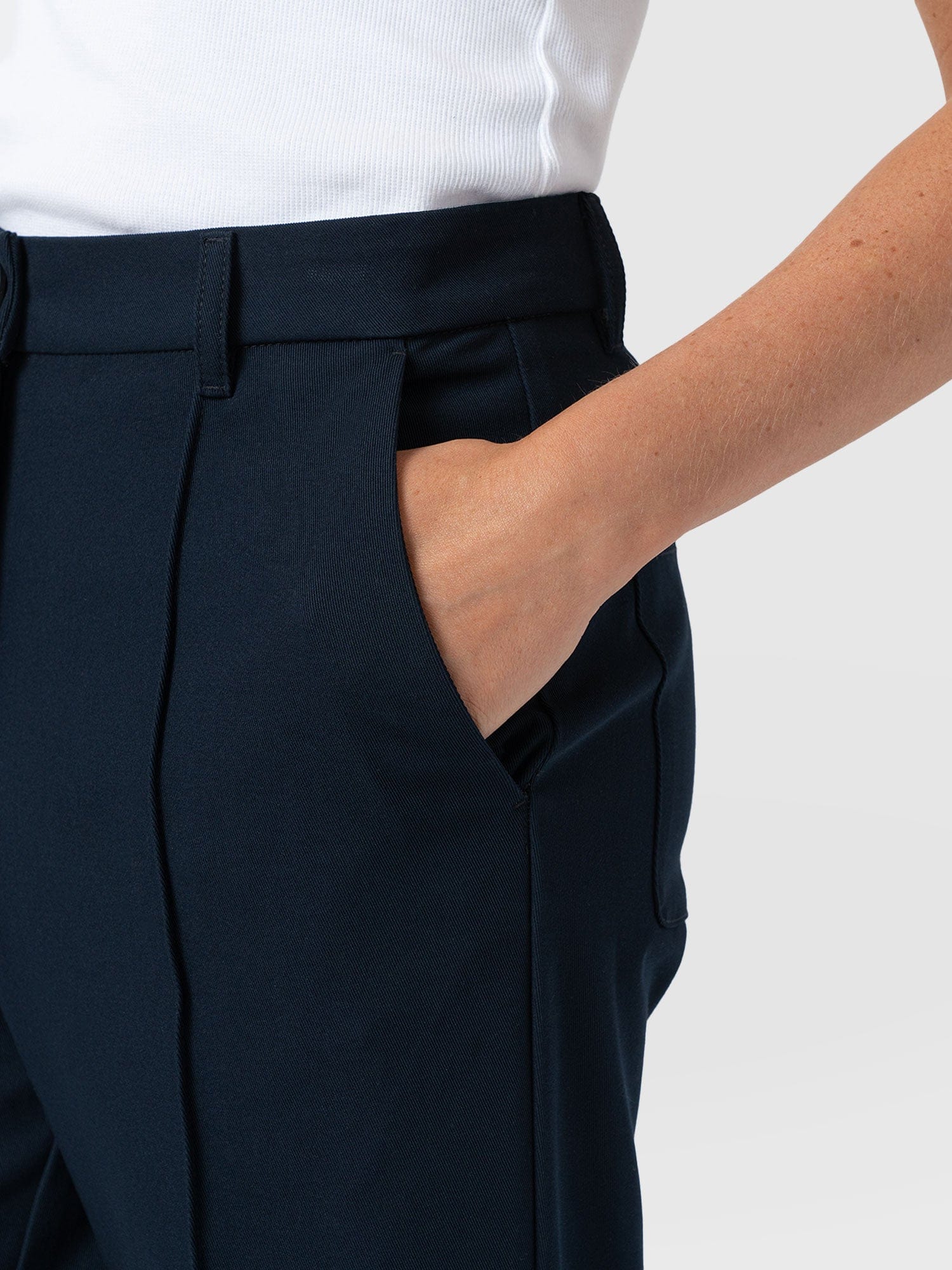 Harlow Straight Leg Pant - Navy - Women's Trousers | Saint + Sofia® EU