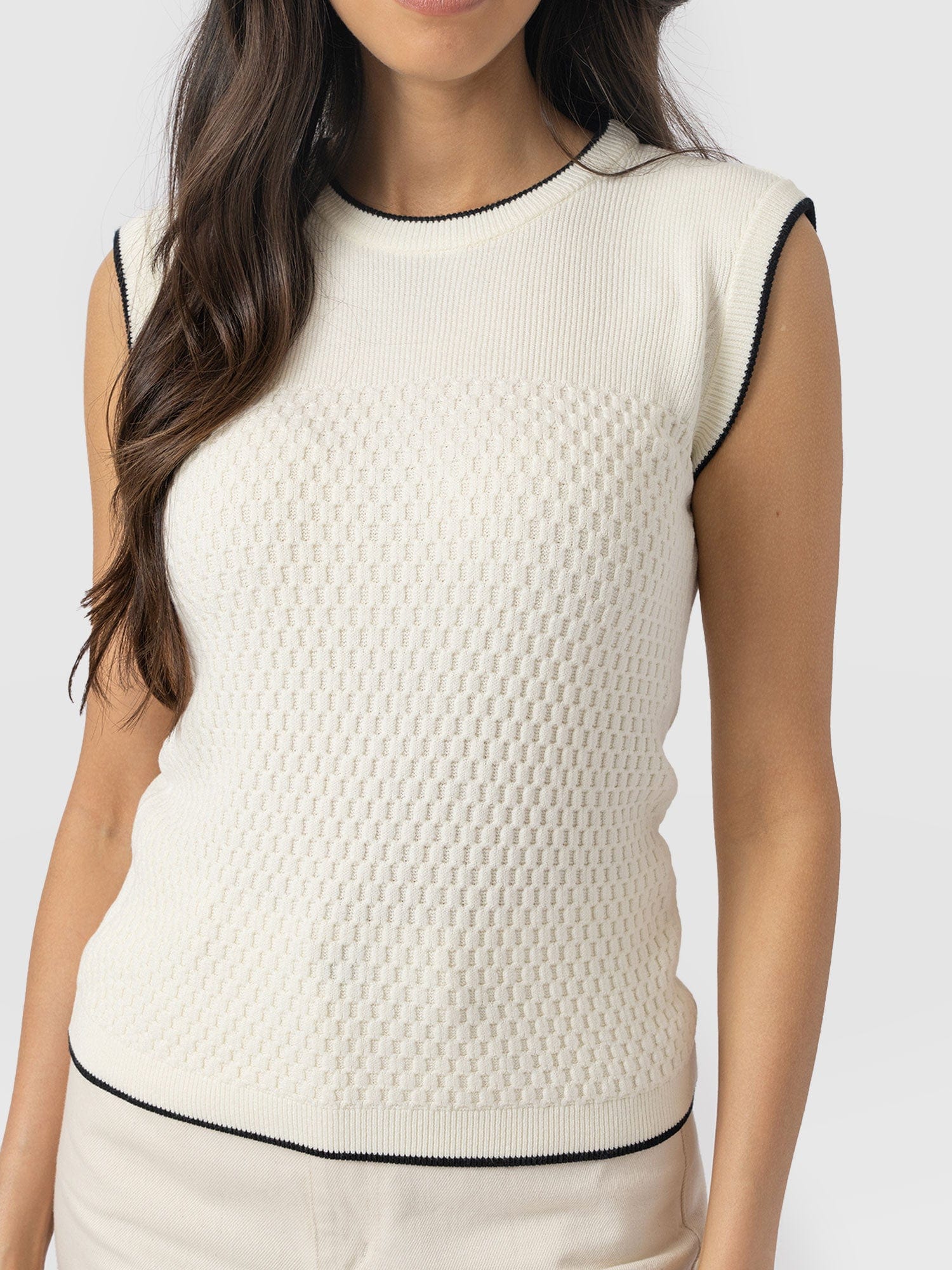 Honeycomb Sleeveless Rib Knit  - Cream - Women's Knitwears | Saint + Sofia® EU