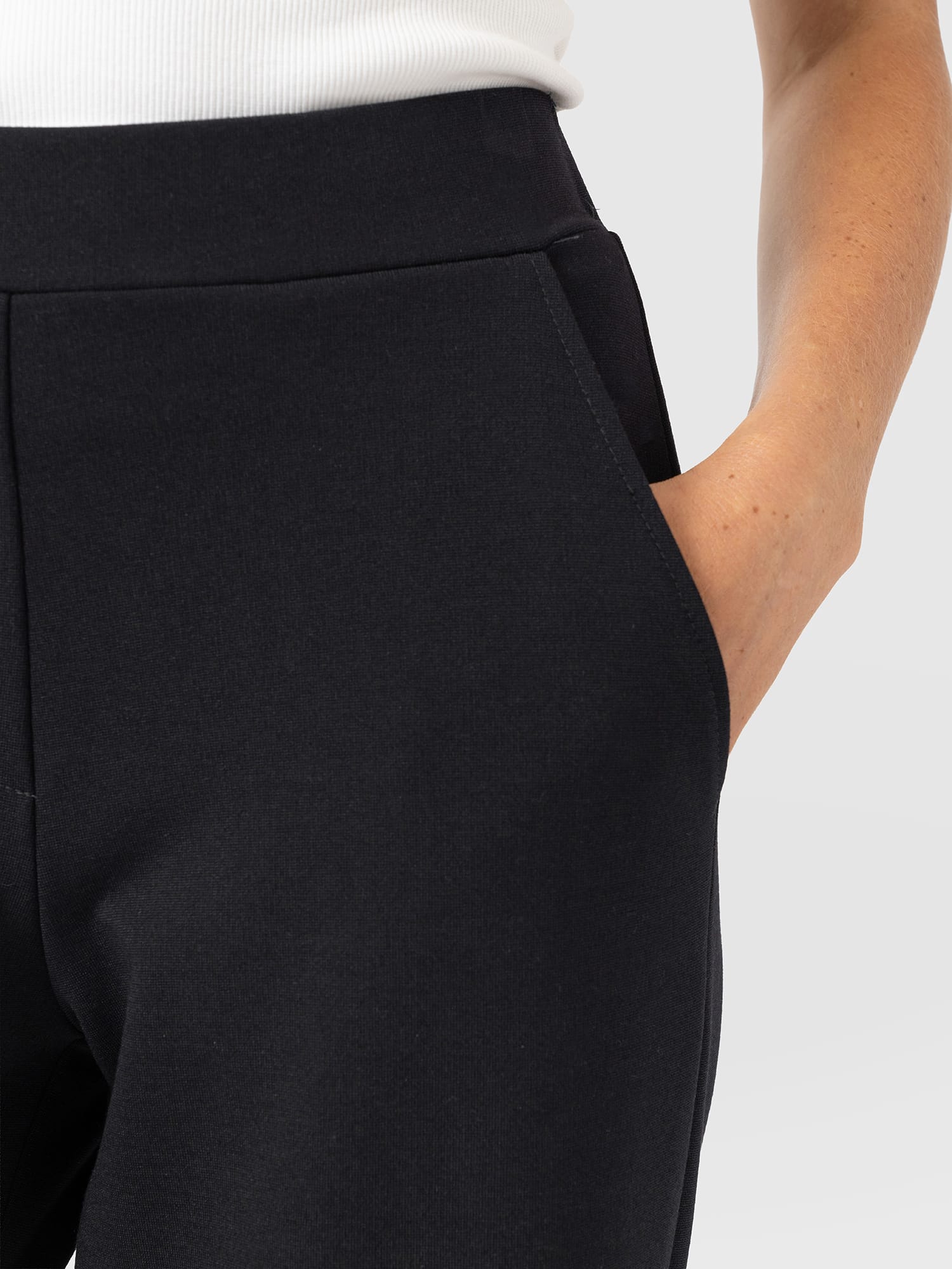 Hoxton Straight Leg Pant - Black - Women's Trousers | Saint and Sofia® EU