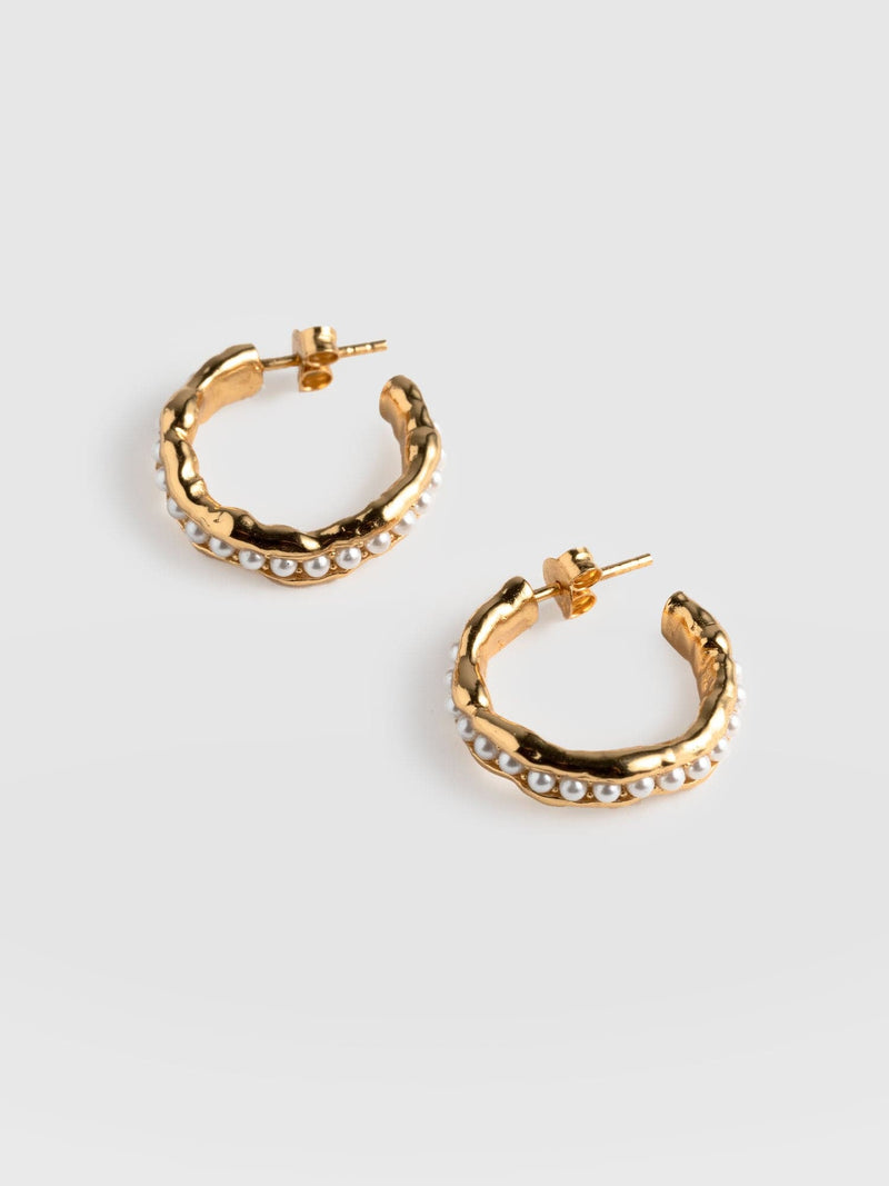 Jacqueline Molten Pearl Hoop Earrings Gold - Women's Jewellery |  Saint + Sofia® EU