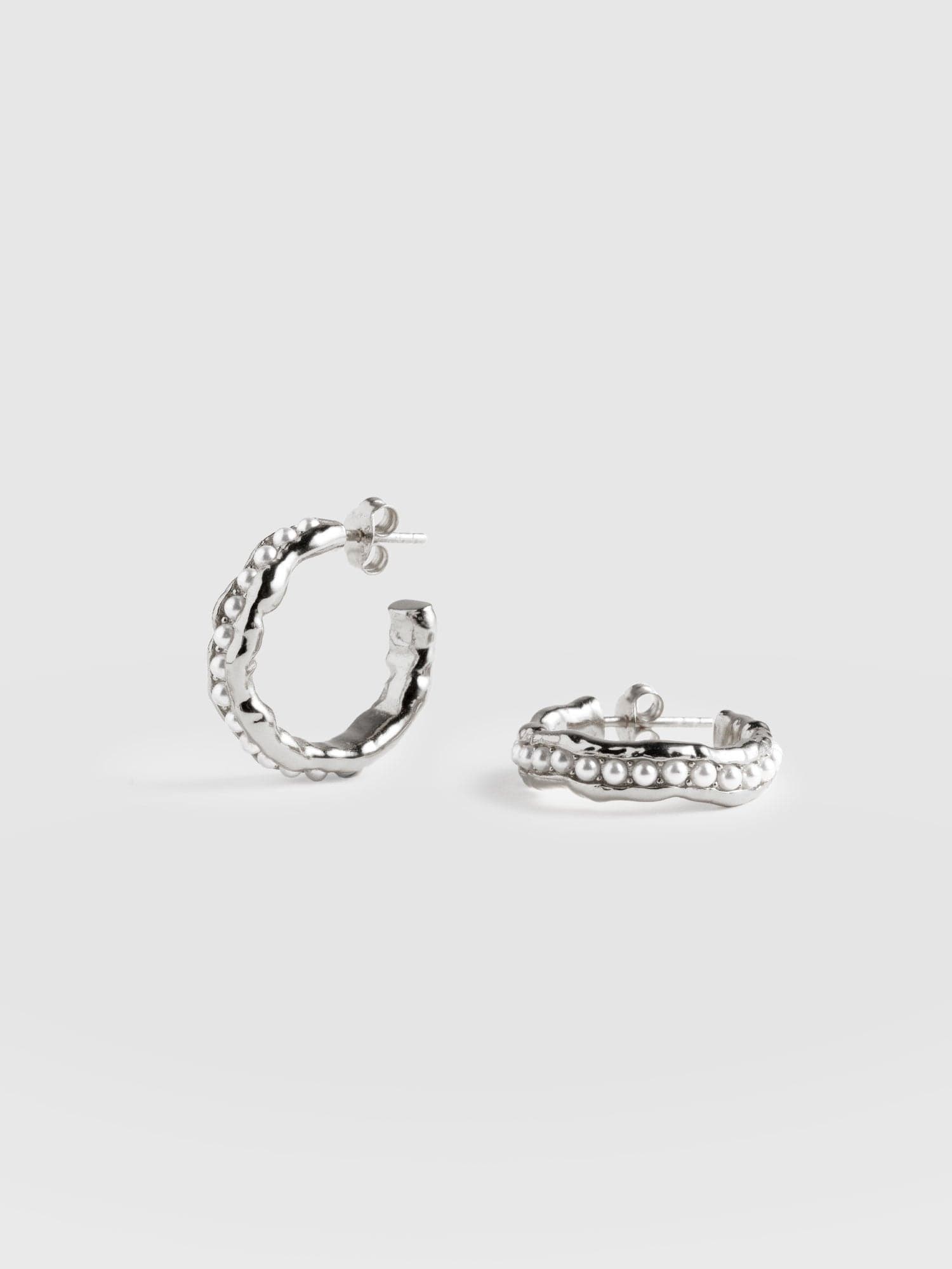 Jacqueline Molten Pearl Hoop Earrings Silver - Women's Jewellery |  Saint + Sofia® EU