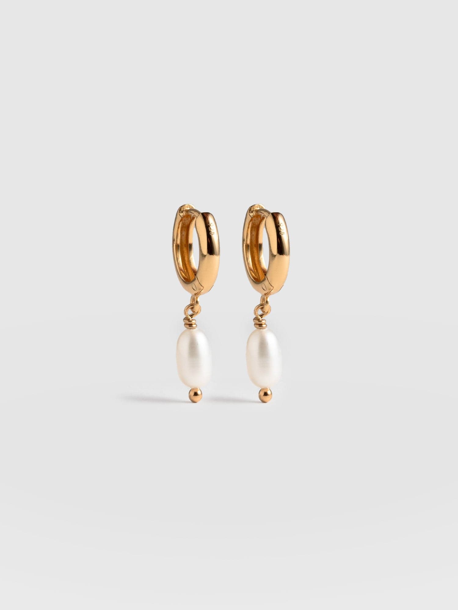 Jacqueline Pearl Huggie Earrings Gold - Women's Jewellery |  Saint + Sofia® EU