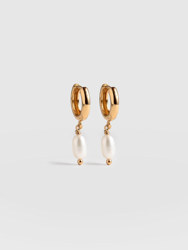 Jacqueline Pearl Huggie Earrings Gold - Women's Jewellery |  Saint + Sofia® EU