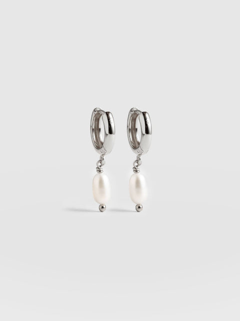 Jacqueline Pearl Huggie Earrings Silver - Women's Jewellery |  Saint + Sofia® EU