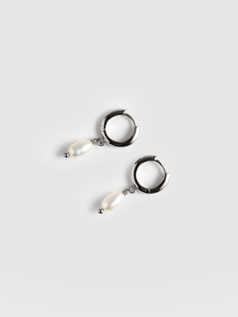 Jacqueline Pearl Huggie Earrings Silver - Women's Jewellery |  Saint + Sofia® EU