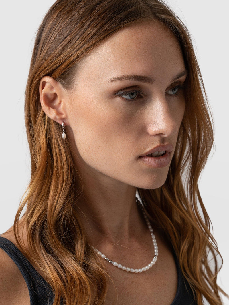 Jacqueline Pearl Huggie Earrings Silver - Women's Jewellery |  Saint + Sofia® EU
