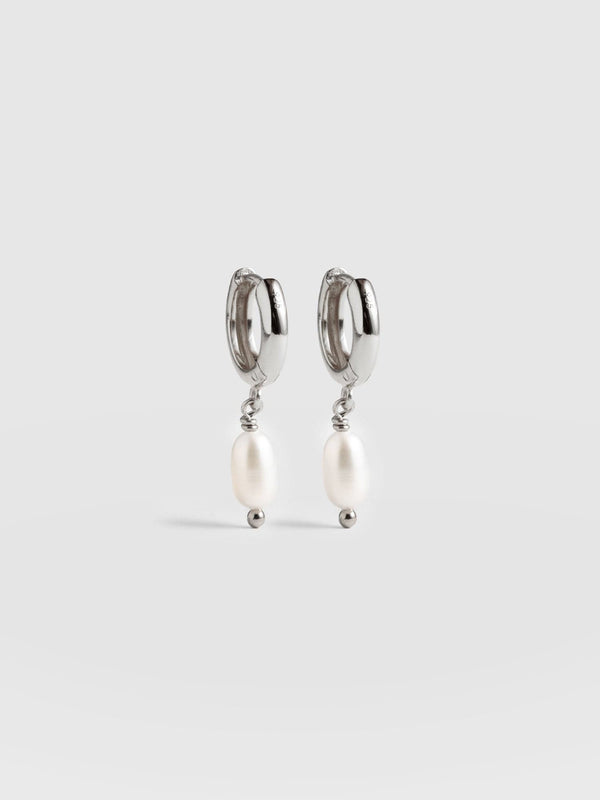 Jacqueline Pearl Huggie Earrings Silver - Women's Jewellery |  Saint + Sofia® EU