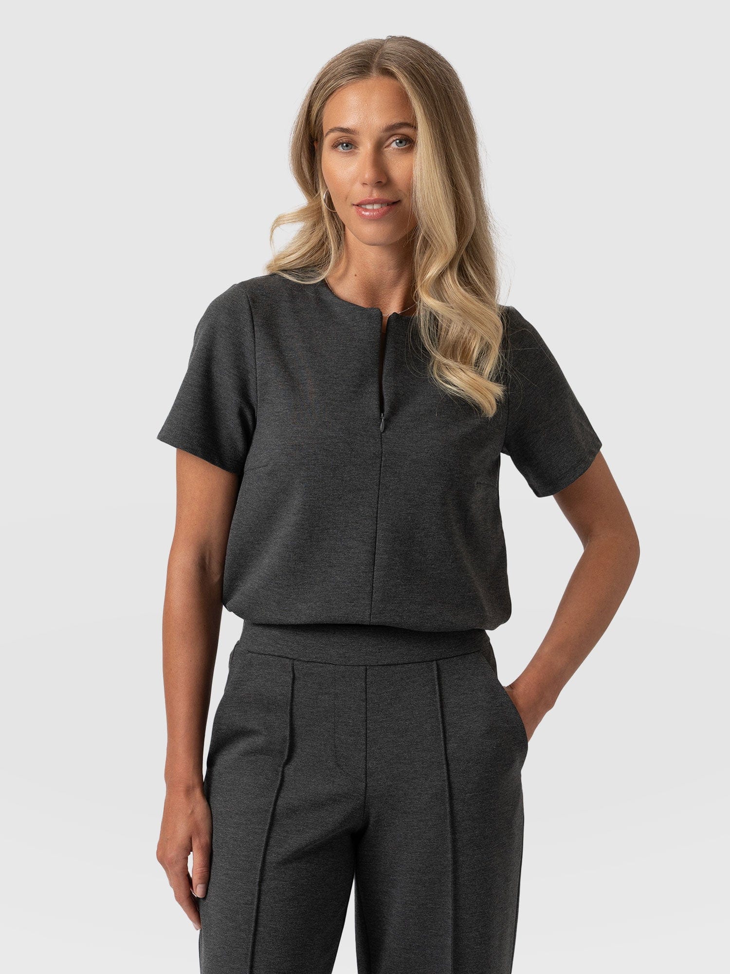 Keller Zip Up Tee Charcoal - Women's T-Shirts | Saint + Sofia® EU