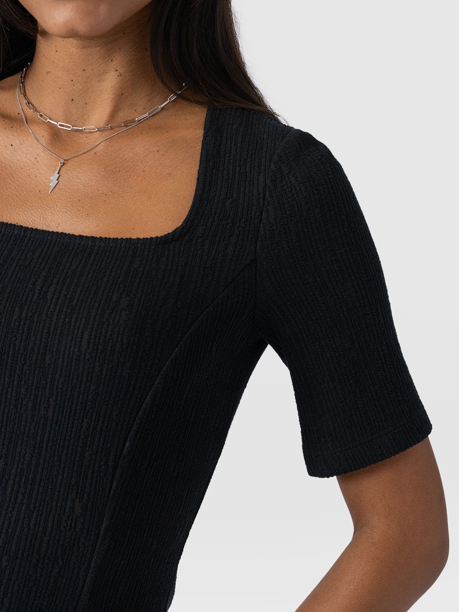 Akia Short Sleeve Tee - Black Textured - Women's T-Shirts | Saint + Sofia® EU