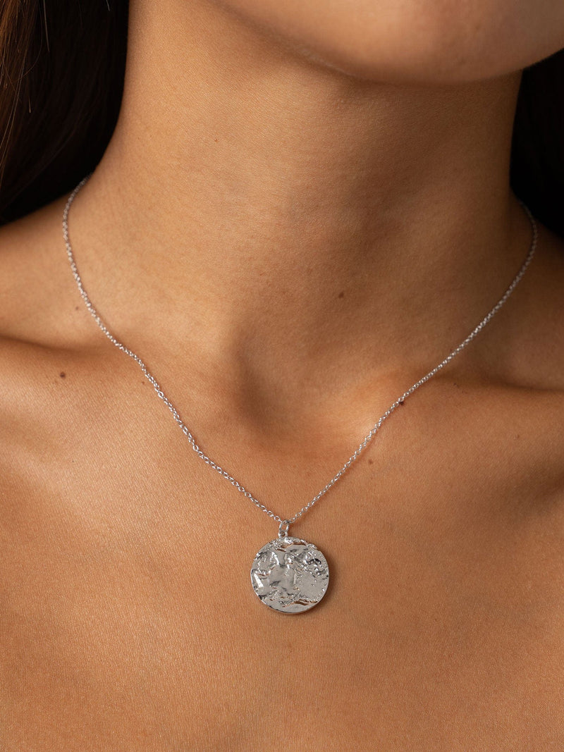 Molten Disc Charm Necklace Silver - Women's Jewellery | Saint + Sofia® EU