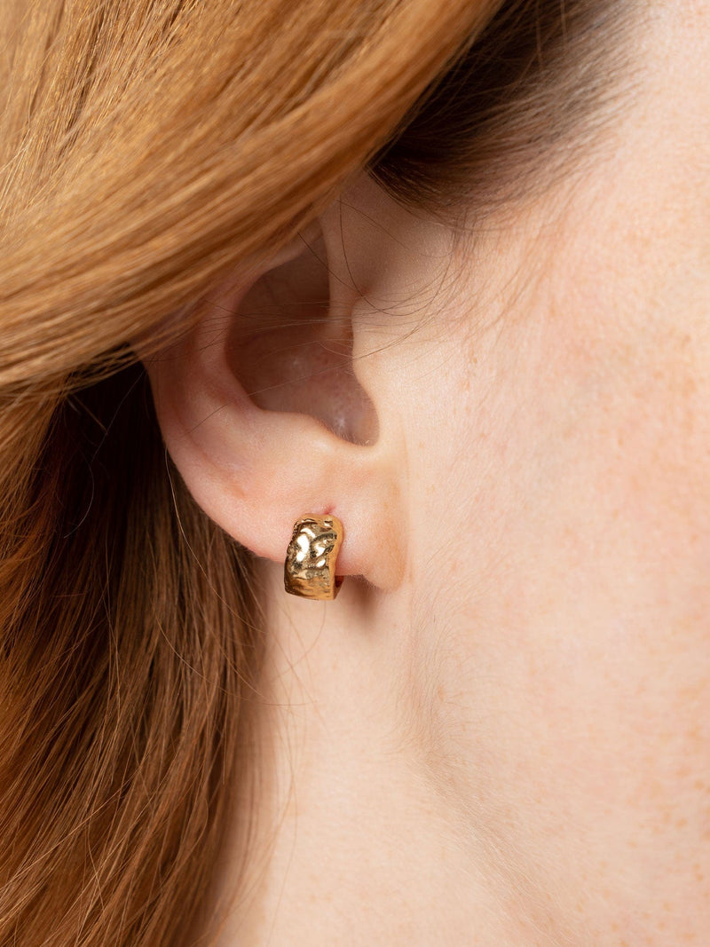 Molten Huggie Earrings Gold - Women's Jewellery | Saint + Sofia® EU