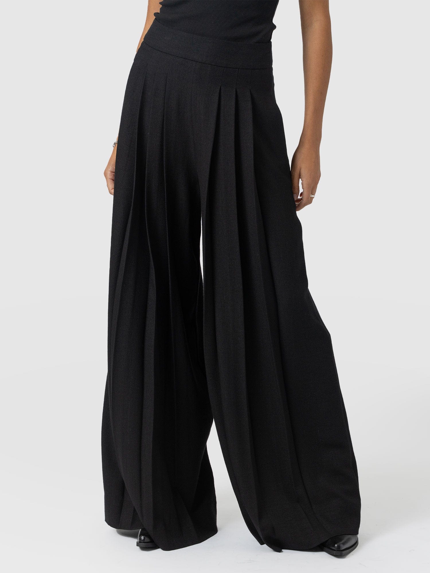 Oriya Pleated Wide Leg Pant - Black - Women's Trousers | Saint + Sofia® EU