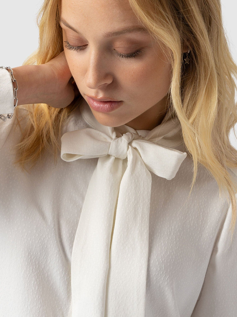 Paxton Pussybow Blouse Cream - Women's Blouses | Saint + Sofia® EU