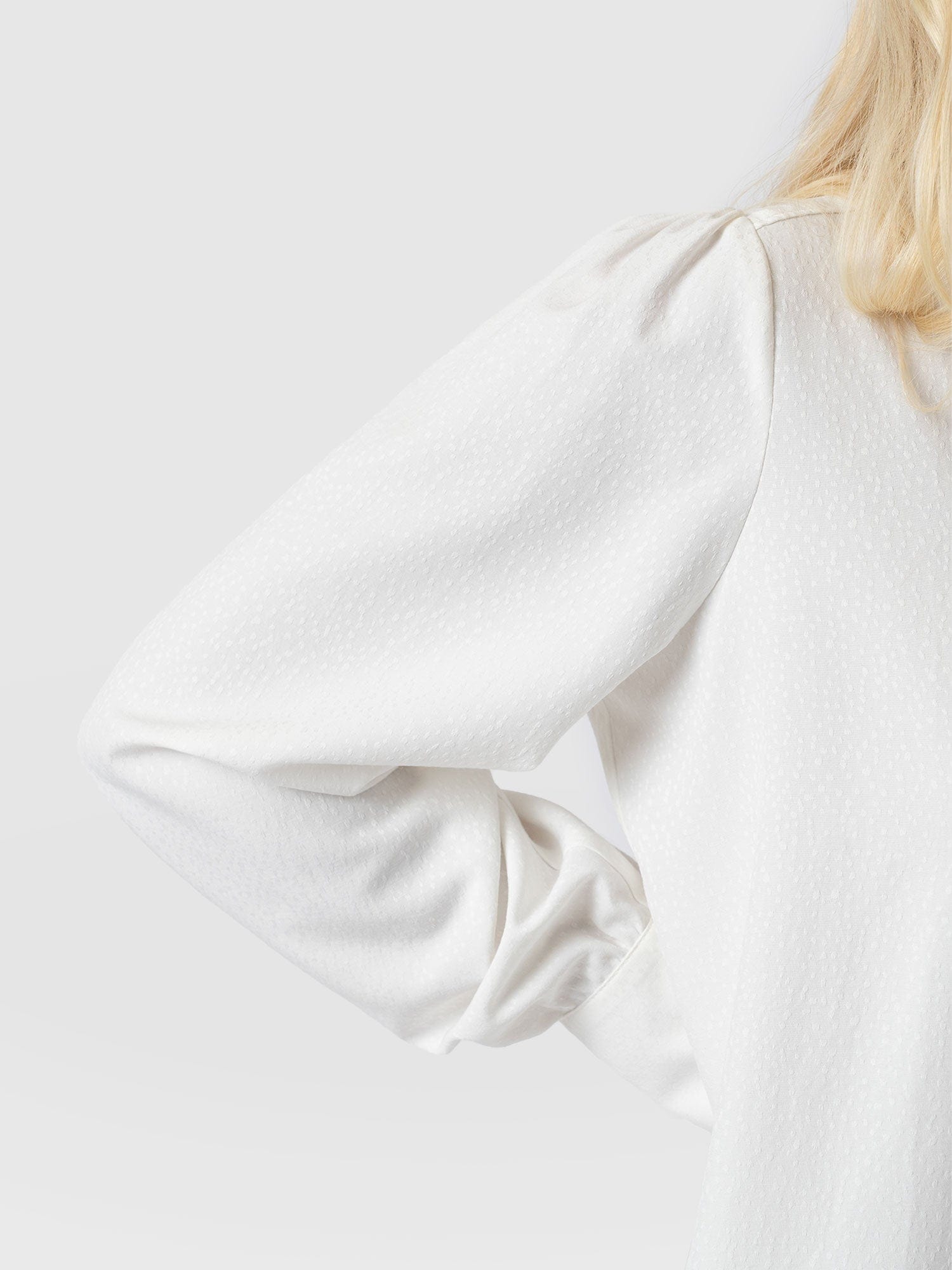 Paxton Pussybow Blouse Cream - Women's Blouses | Saint + Sofia® EU