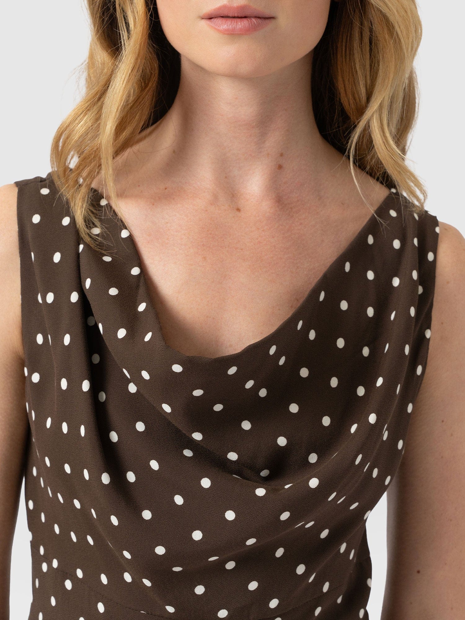 Raye Cowl Cami - Brown Polka Dot - Women's T-shirts | Saint + Sofia® EU