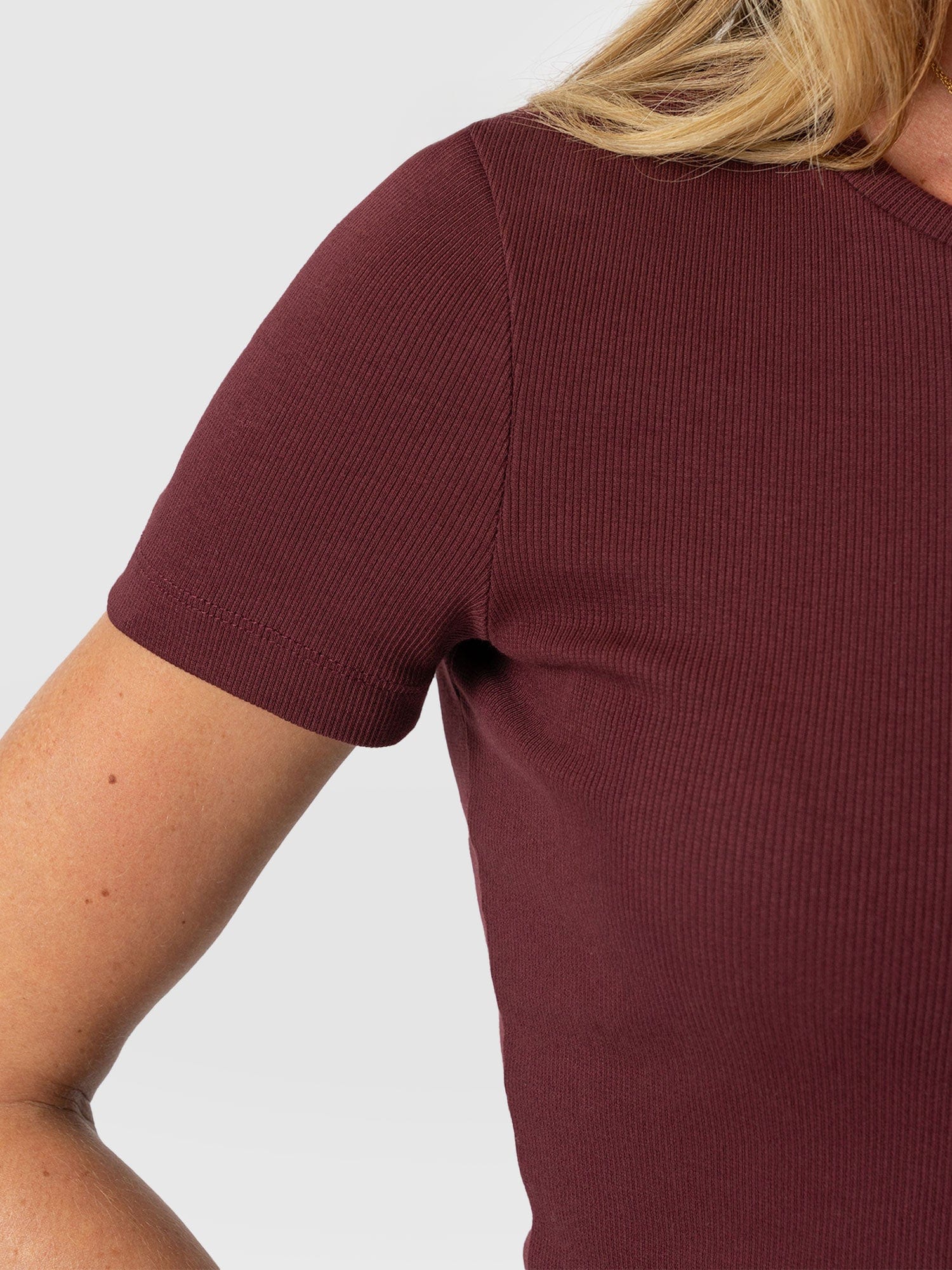 Ribbed Short Sleeve Tee - Burgundy - Women's T-shirts | Saint + Sofia® EU