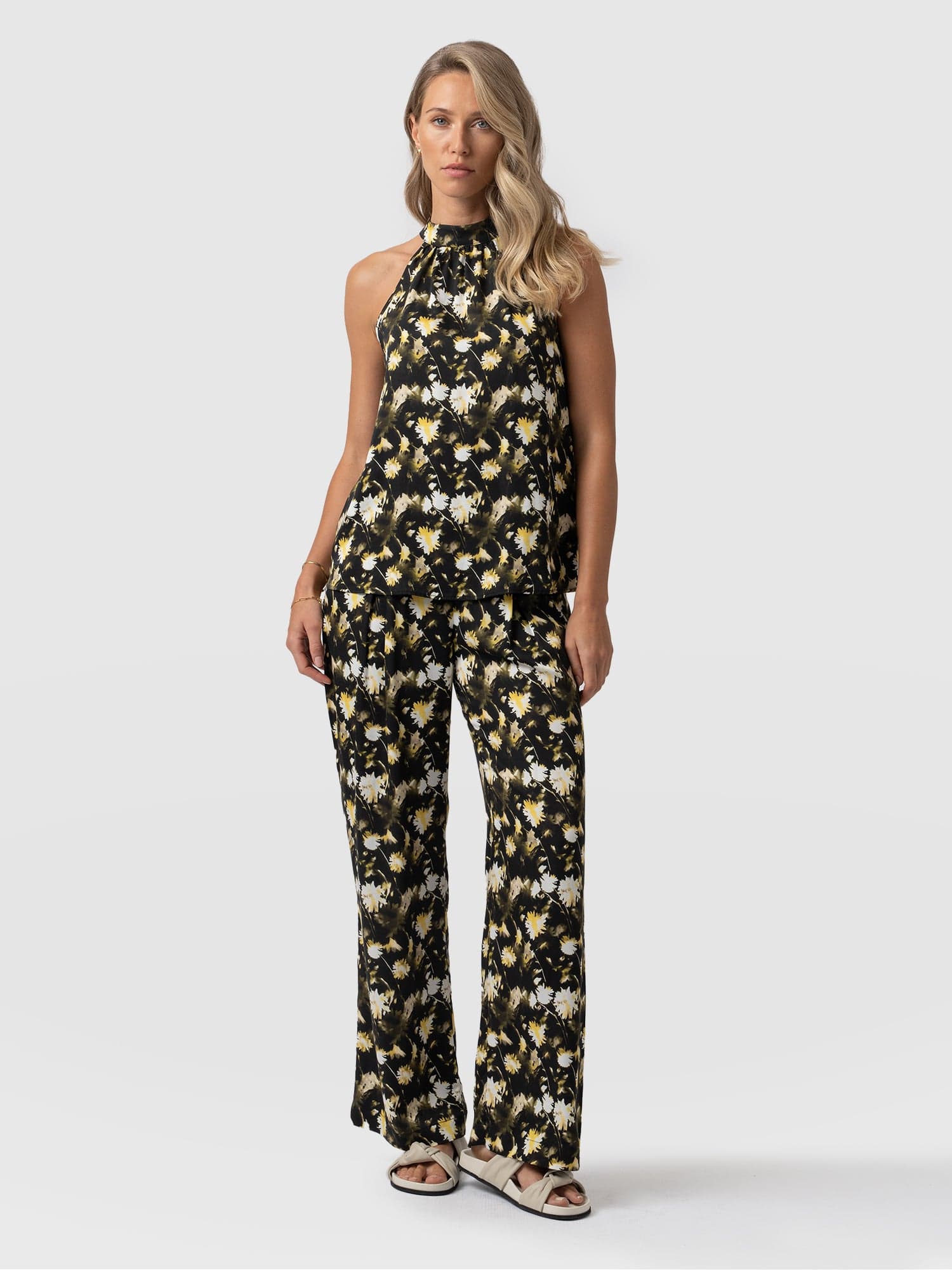 Rowan Wide Leg Pant Black Daisy Floral - Women's Trousers | Saint + Sofia® EU