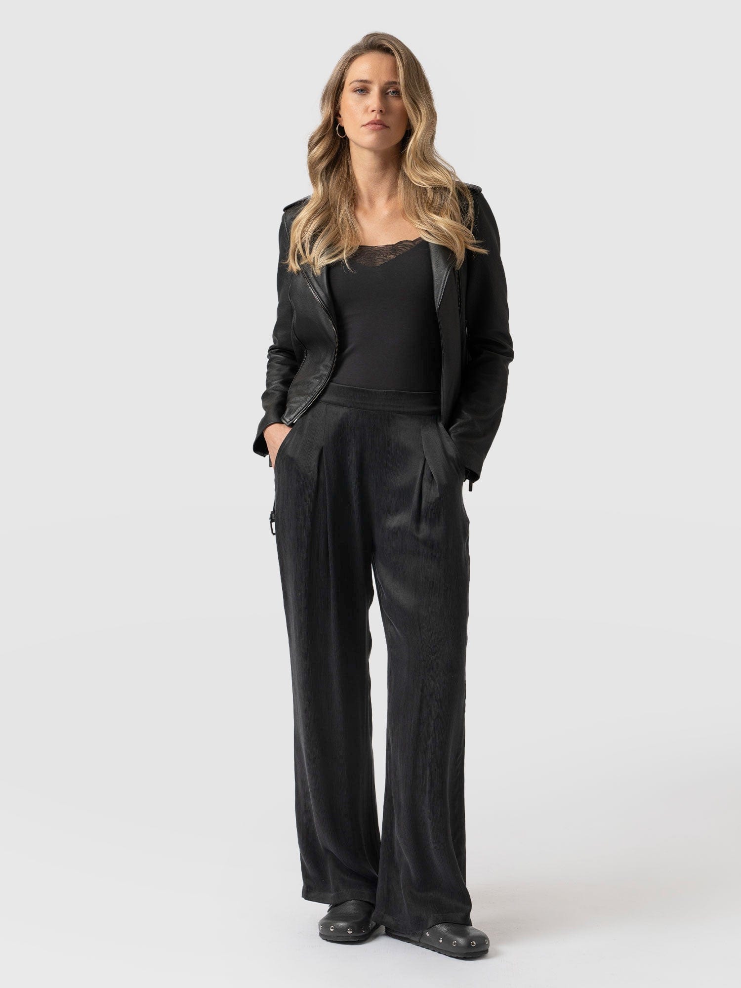 Rowan Wide Leg Pant Black - Women's Trousers | Saint + Sofia® EU