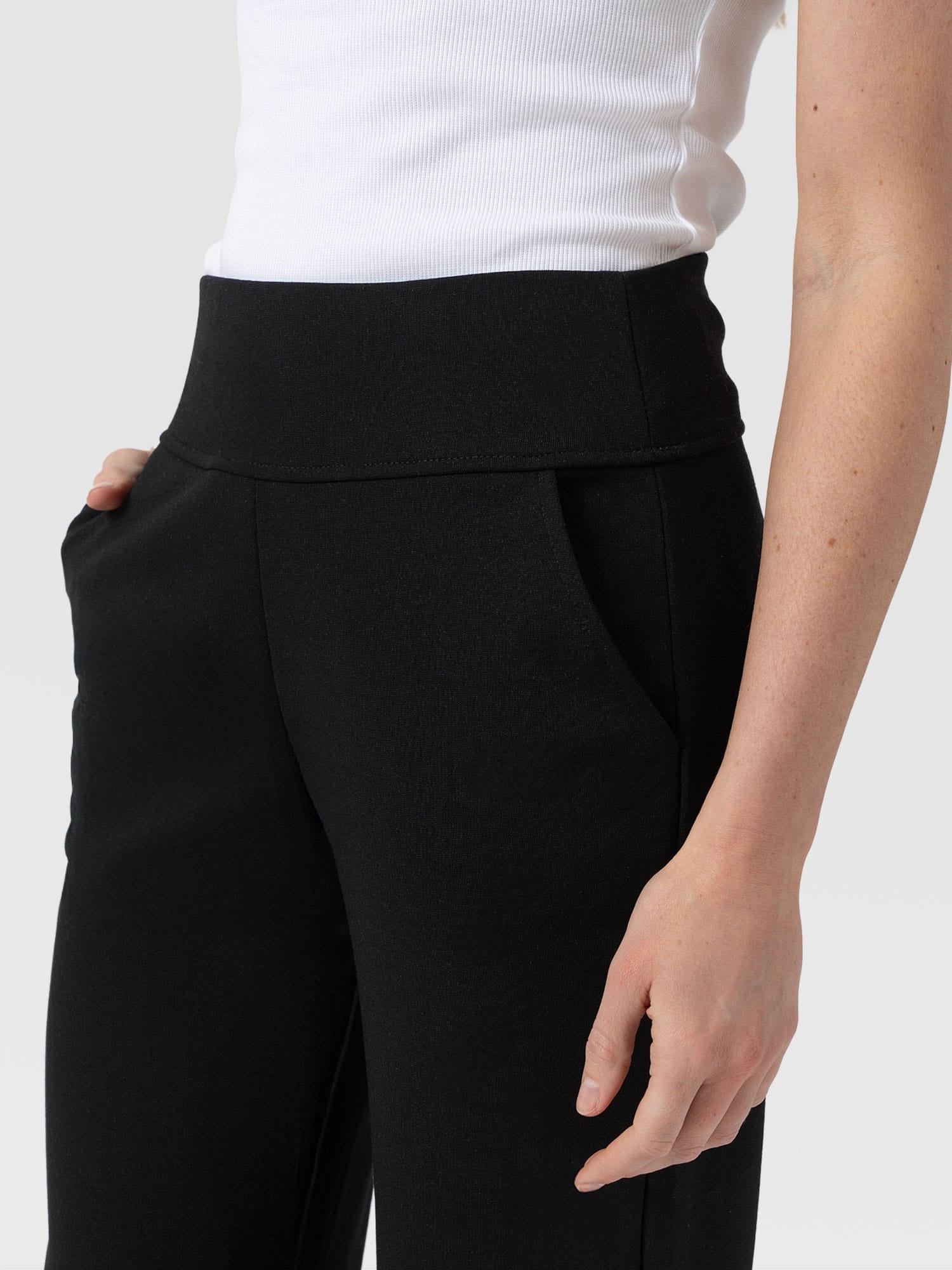Runway Pant Black - Women's Trousers | Saint and Sofia® EU