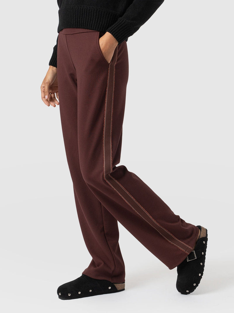 Runway Pant Bottle Maroon with Bronze Stripe - Women's Trousers | Saint + Sofia® EU