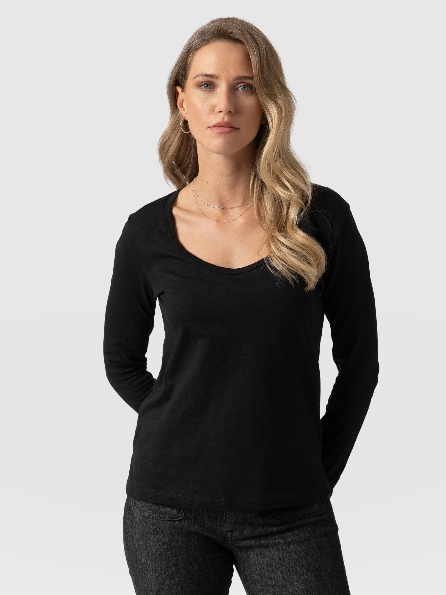 Scoop Neck Long Sleeve Tee Black - Women's Tops | Saint + Sofia® EU