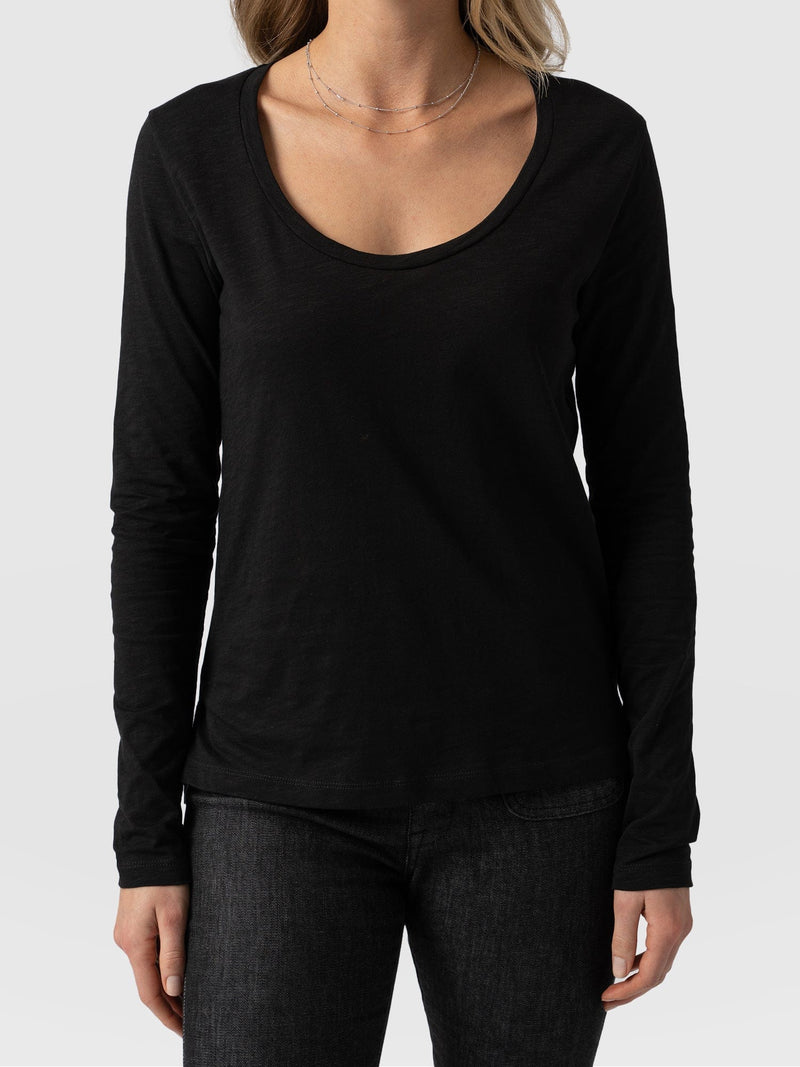 Scoop Neck Long Sleeve Tee Black - Women's Tops | Saint + Sofia® EU