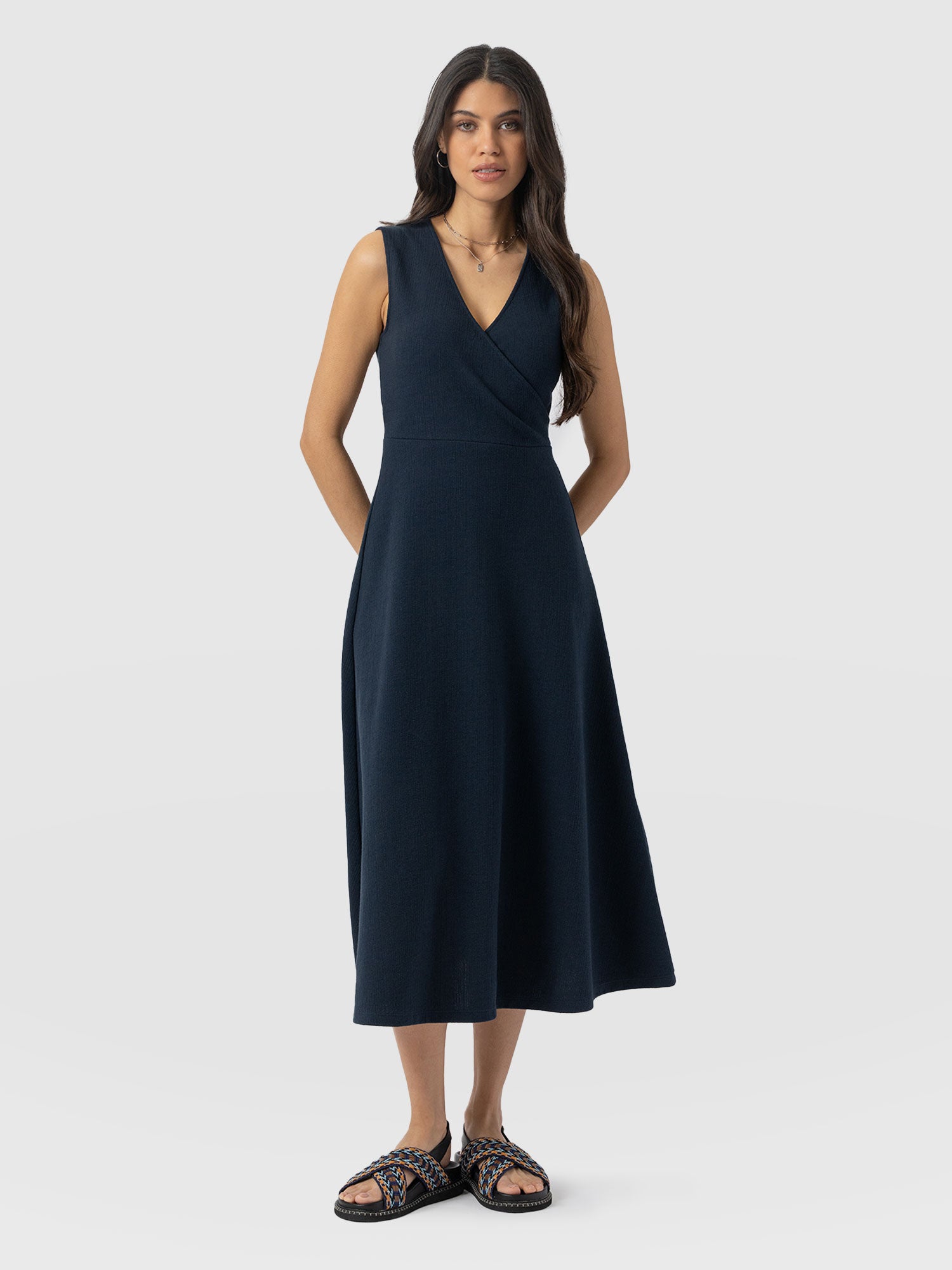 Sleeveless Maggie Wrap Dress - Navy Textured - Women's Dresses | Saint + Sofia® EU