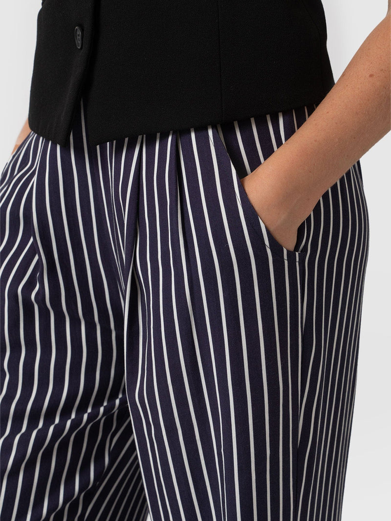 Sloane Pant Navy Mini Stripe - Women's Trousers | Saint + Sofia® EU