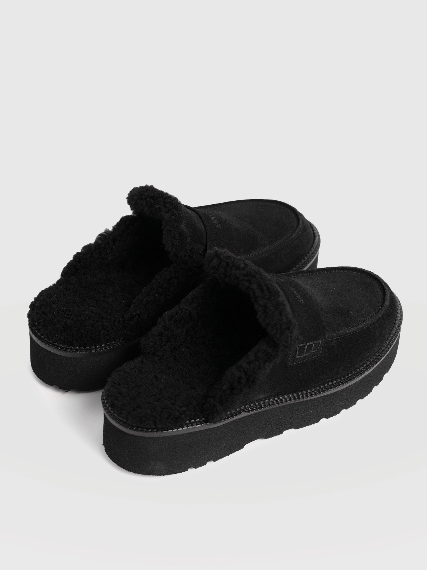 Sloane Shearling Clog - Black - Women's Shoes | Saint + Sofia® EU