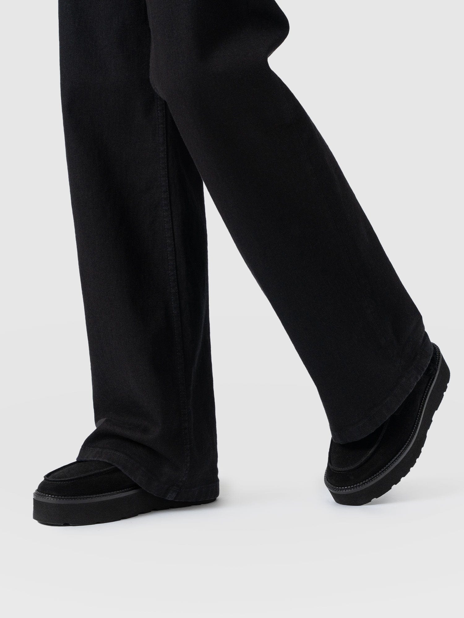 Sloane Shearling Clog - Black - Women's Shoes | Saint + Sofia® EU