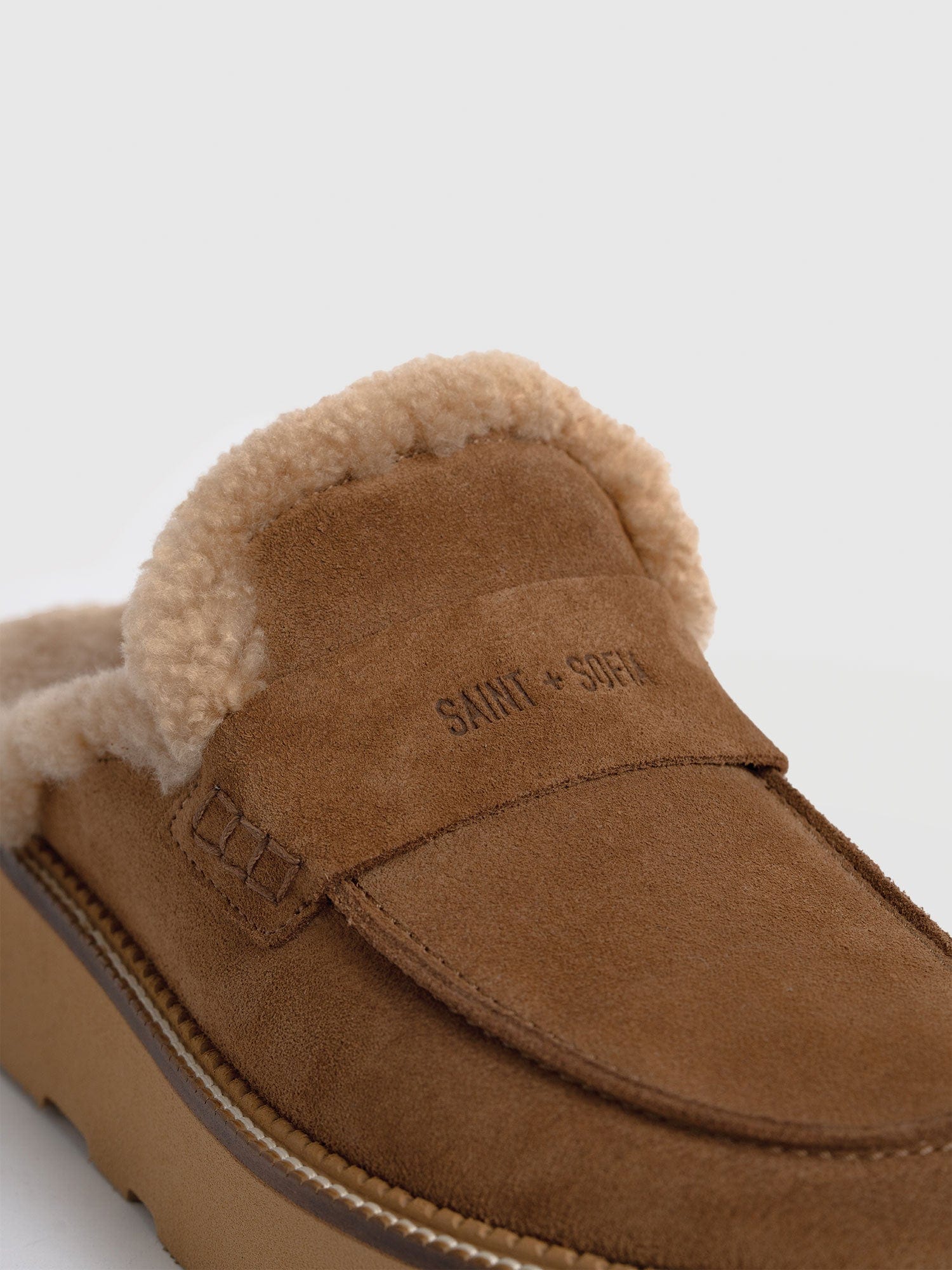 Sloane Shearling Clog - Camel - Women's Shoes | Saint + Sofia® EU