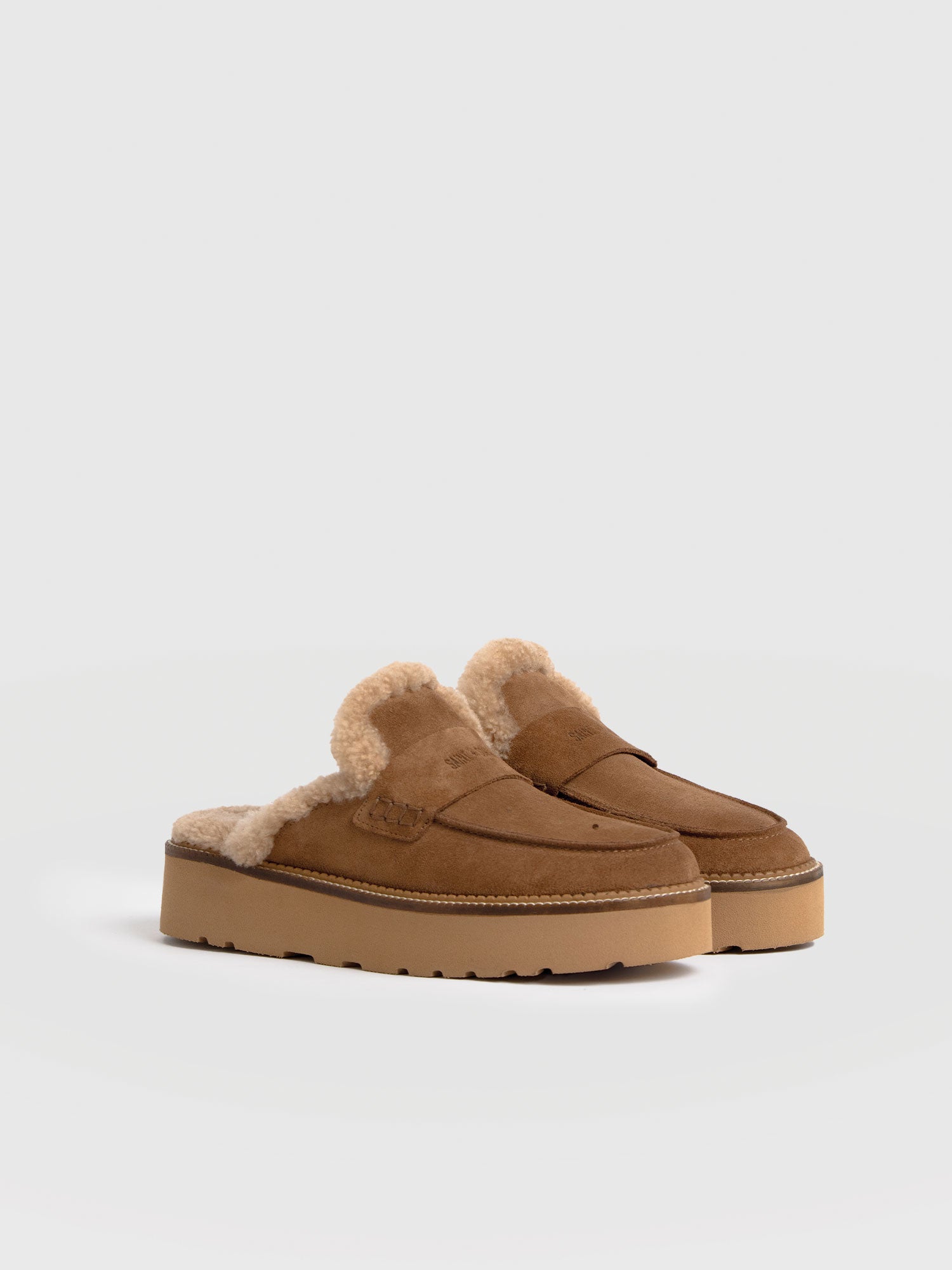 Sloane Shearling Clog - Camel - Women's Shoes | Saint + Sofia® EU