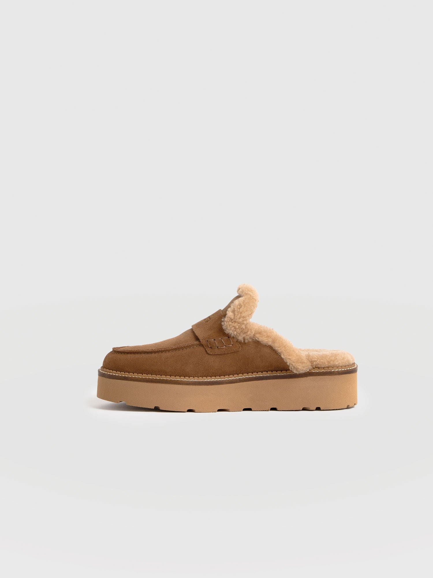 Sloane Shearling Clog - Camel - Women's Shoes | Saint + Sofia® EU