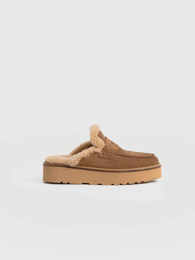 Sloane Shearling Clog - Camel - Women's Shoes | Saint + Sofia® EU